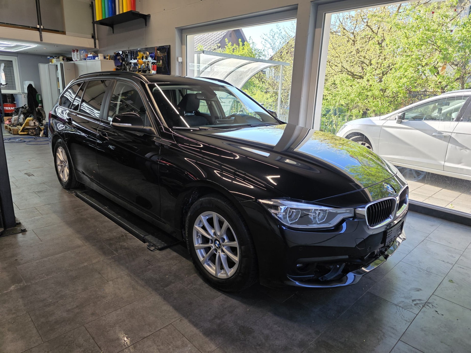 BMW 320d xDrive Touring Edition Luxury Line Steptronic-showroom-element-1