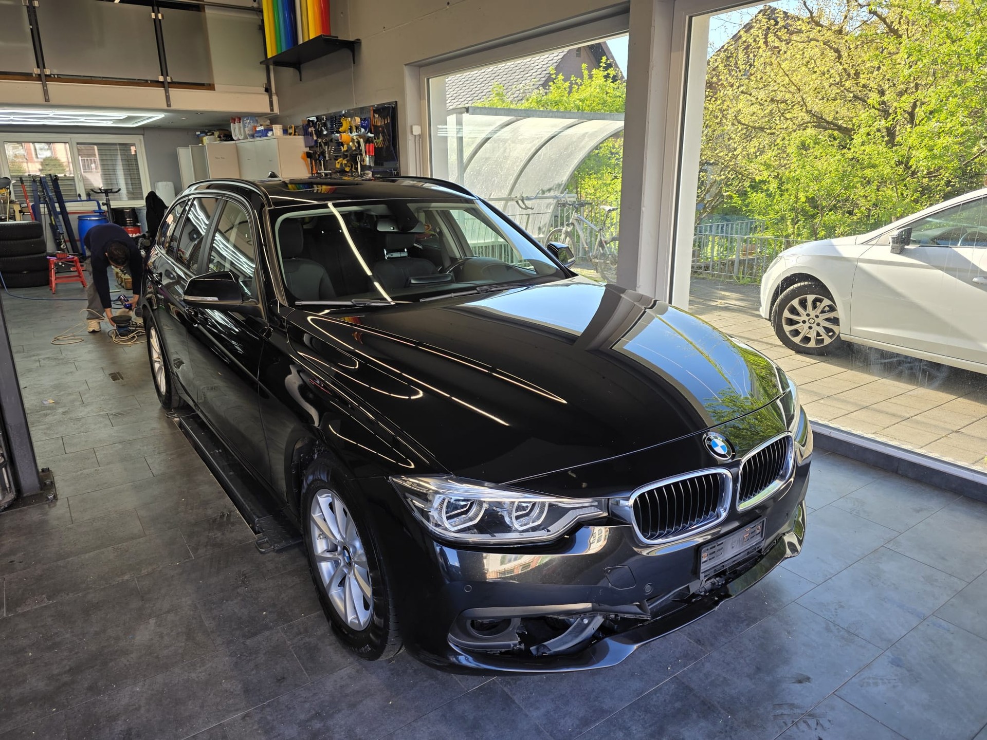 BMW 320d xDrive Touring Edition Luxury Line Steptronic-showroom-element-2