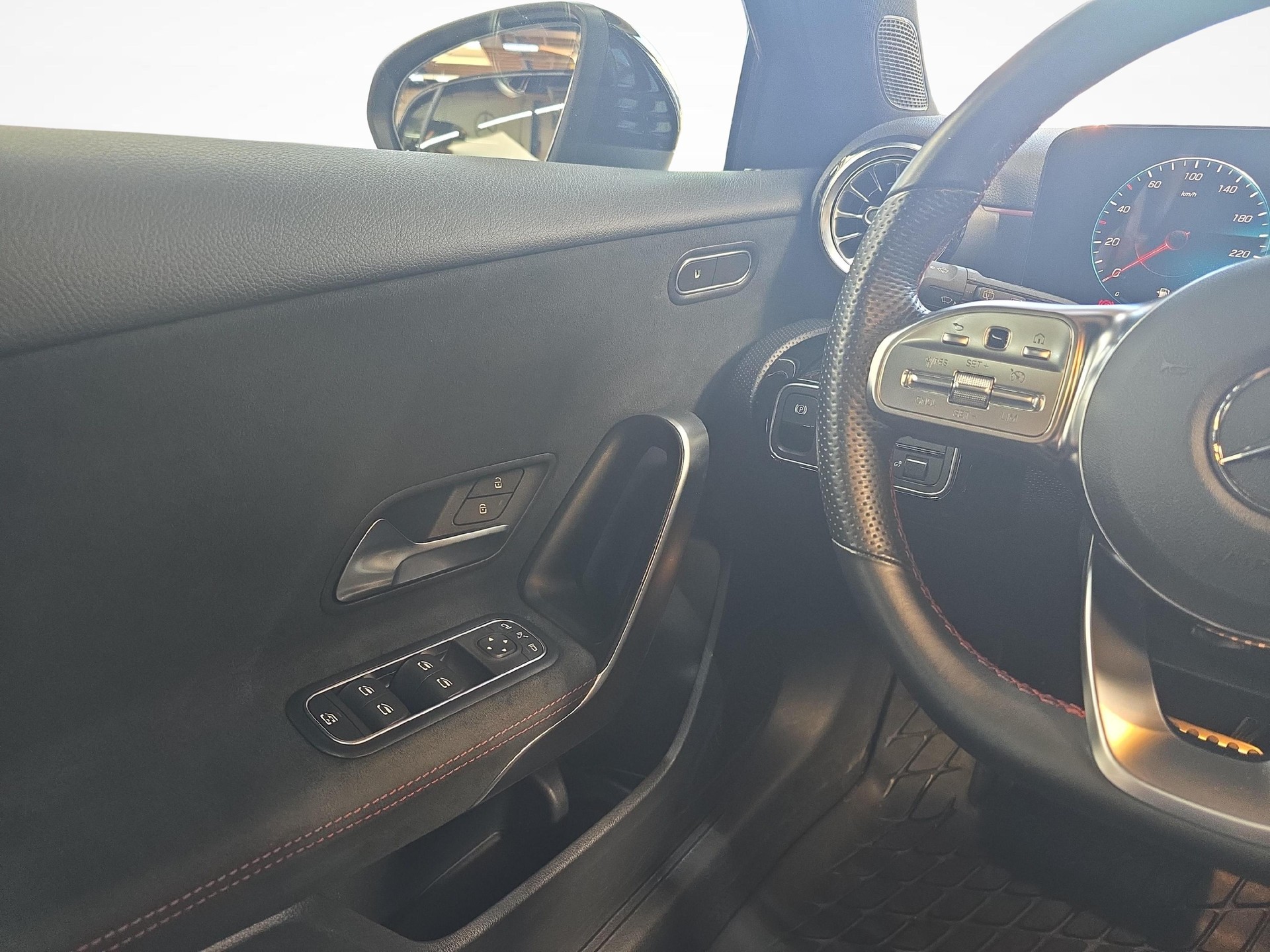 MERCEDES-BENZ A 250 4MATIC AMG Line-image-5