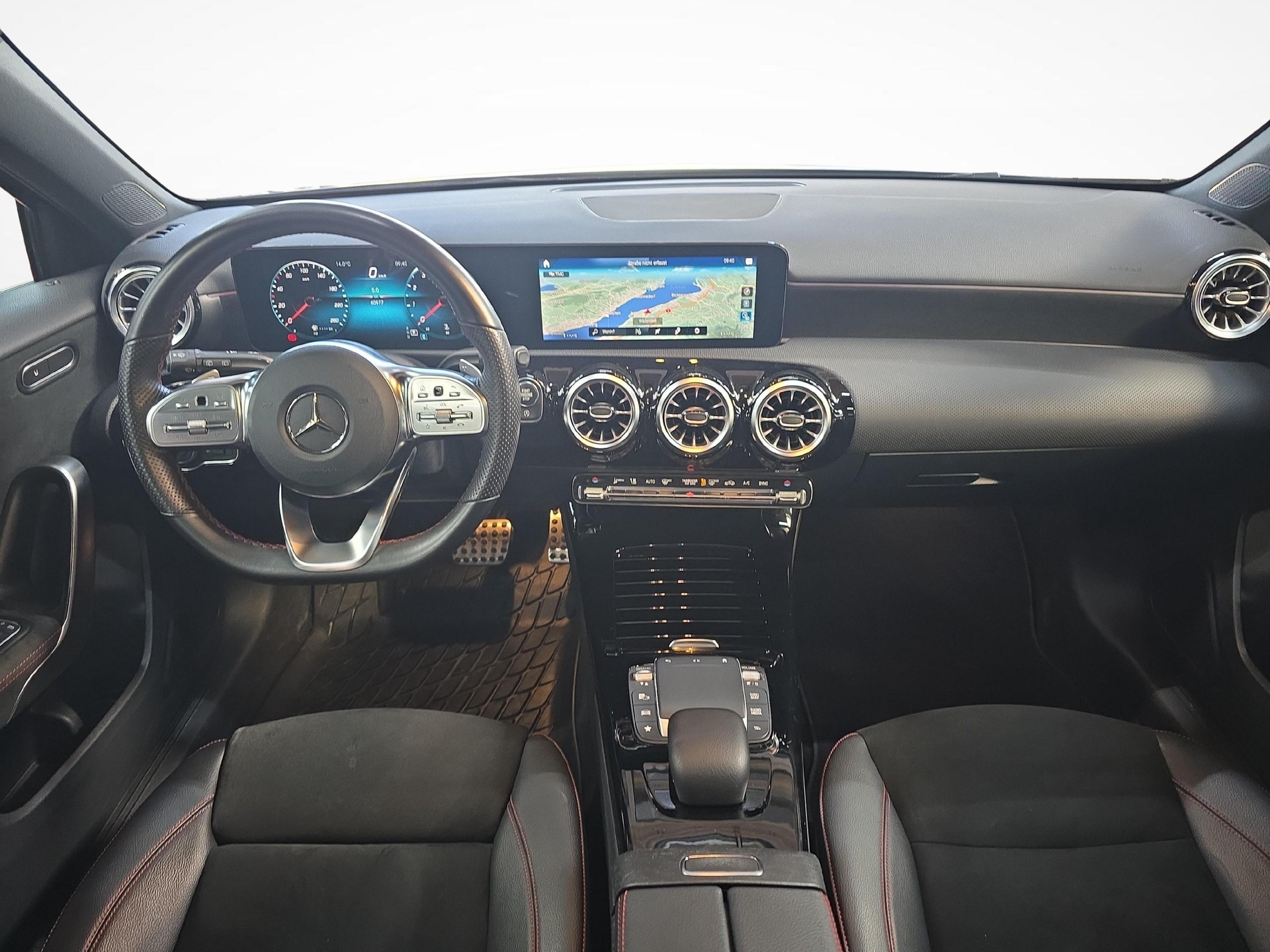 MERCEDES-BENZ A 250 4MATIC AMG Line-image-6