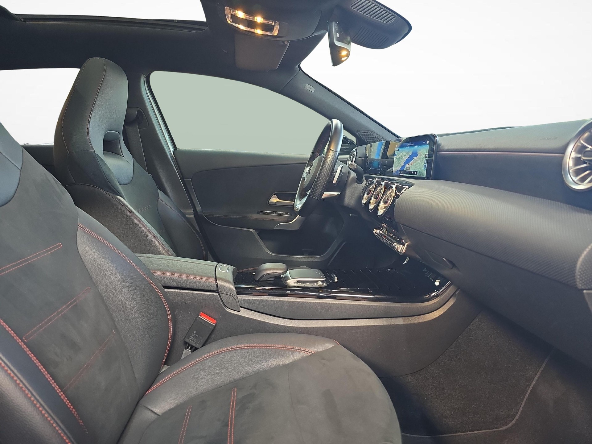 MERCEDES-BENZ A 250 4MATIC AMG Line-image-7