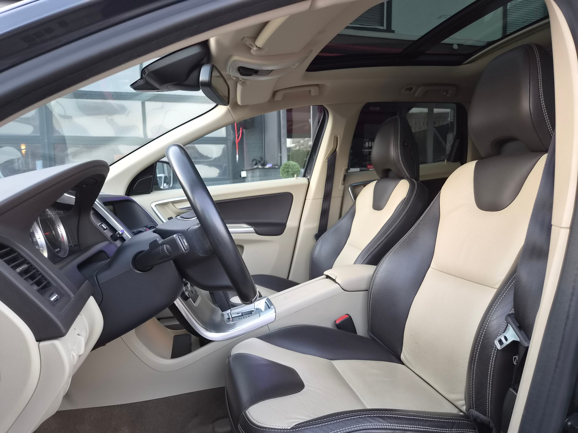 VOLVO XC60 D4 AWD Summum Geartronic-image-11