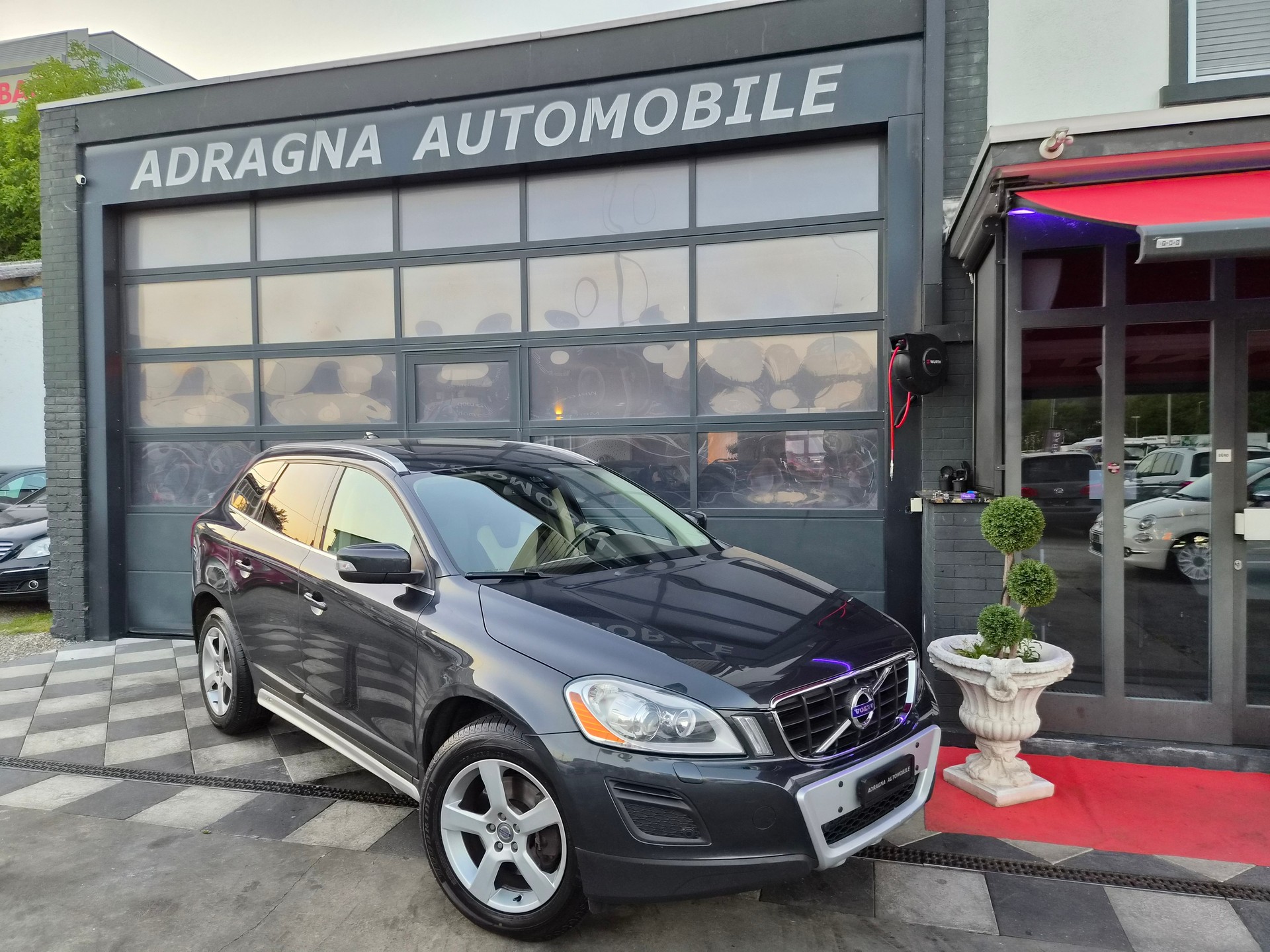 VOLVO XC60 D4 AWD Summum Geartronic-showroom-element-1