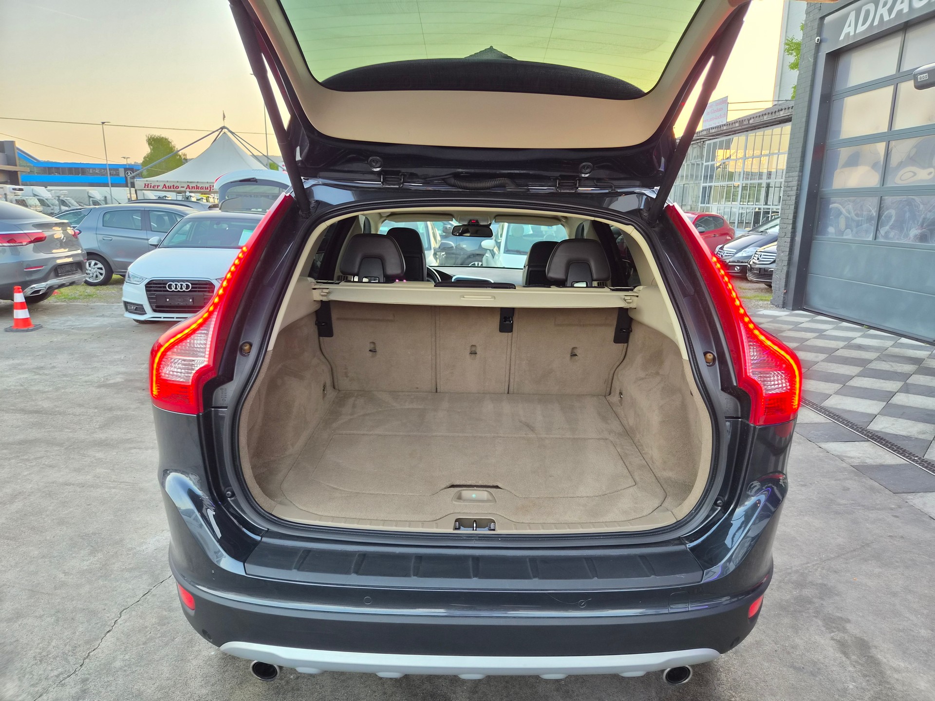 VOLVO XC60 D4 AWD Summum Geartronic-image-19