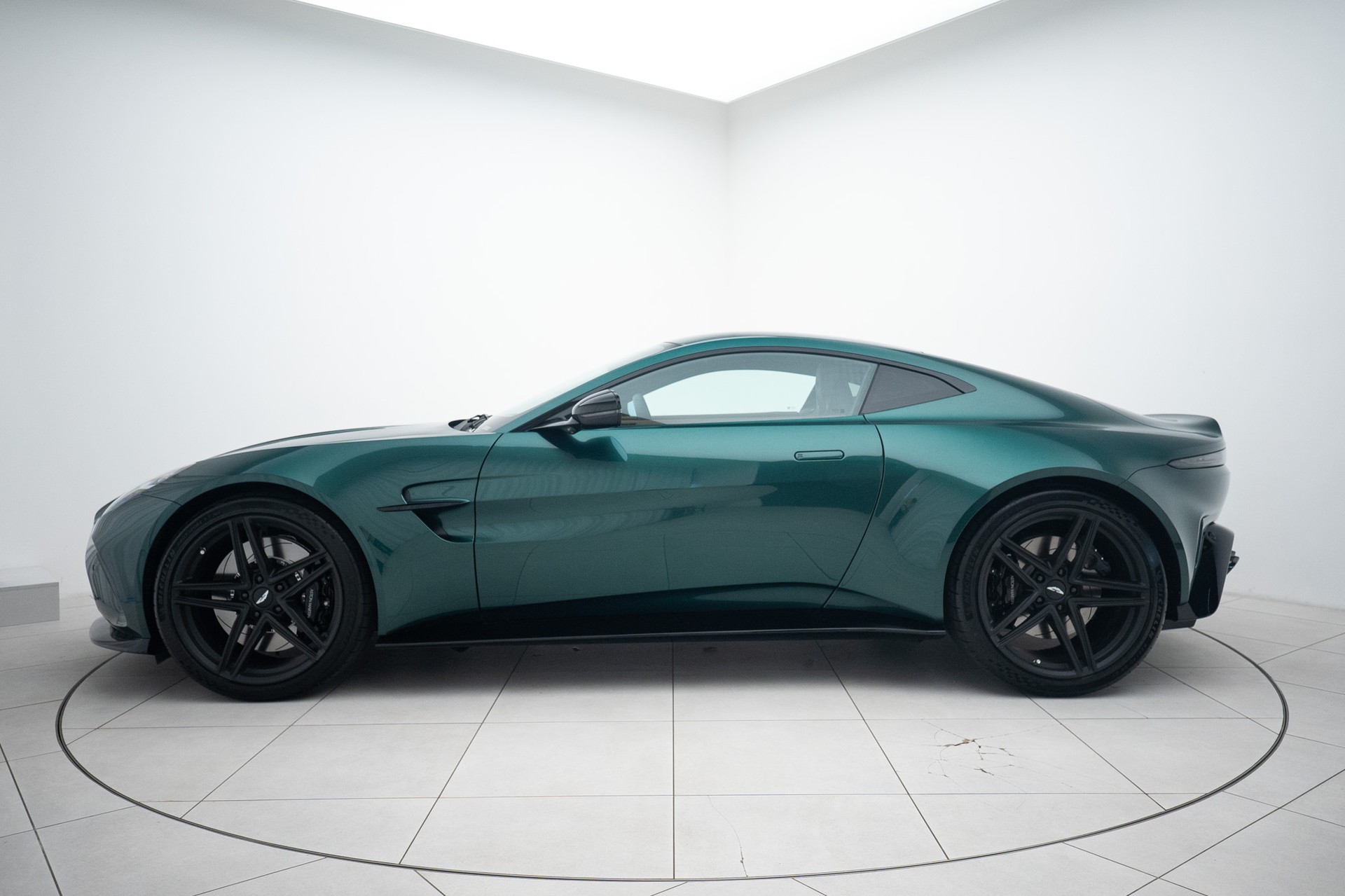 ASTON MARTIN V8 Vantage-showroom-element-1