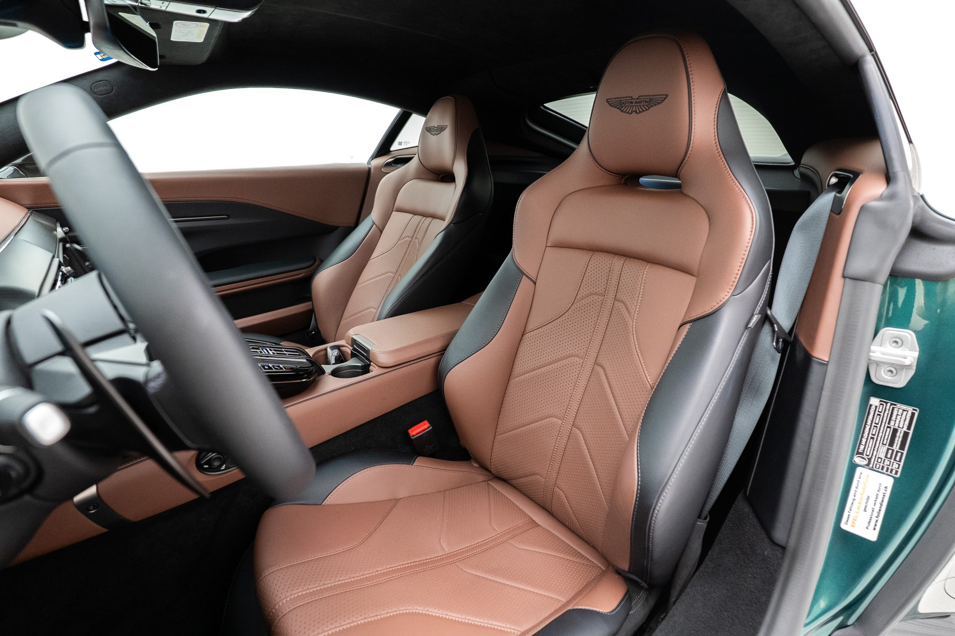 ASTON MARTIN V8 Vantage-image-7