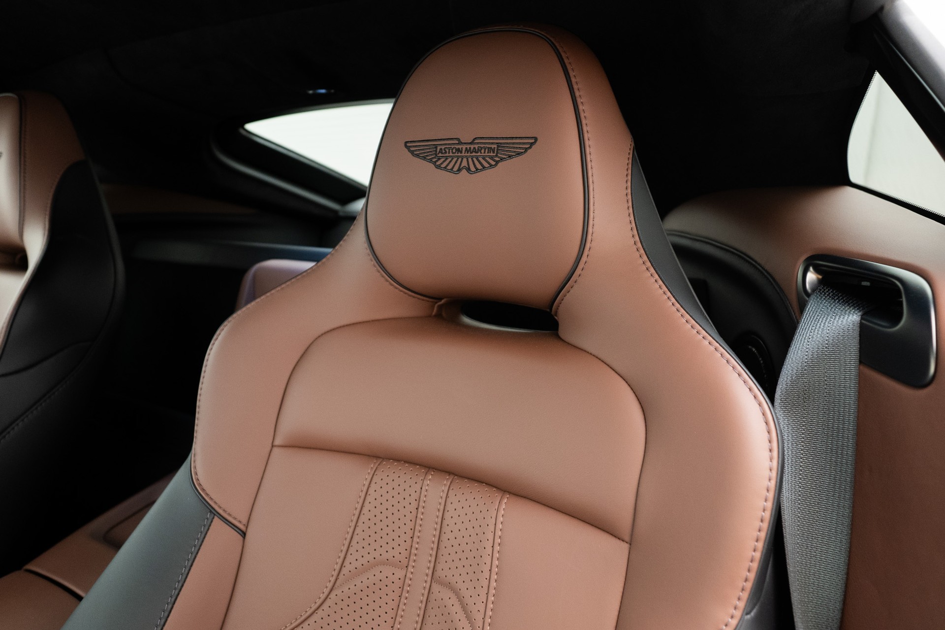 ASTON MARTIN V8 Vantage-image-10