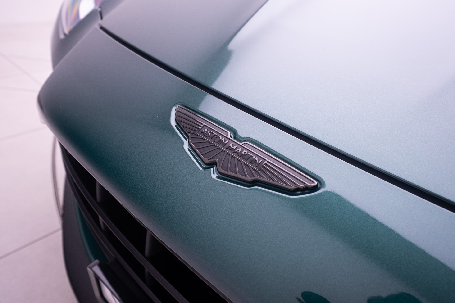 ASTON MARTIN V8 Vantage-image-14