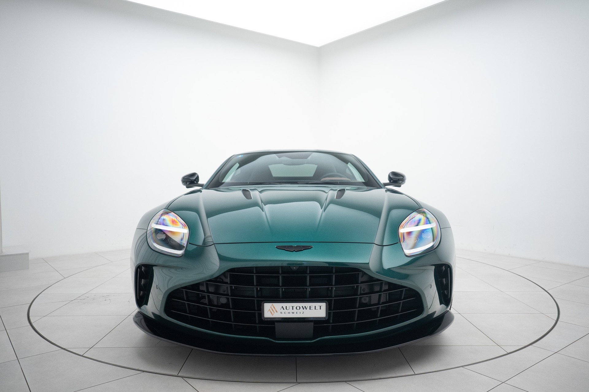 ASTON MARTIN V8 Vantage-image-4