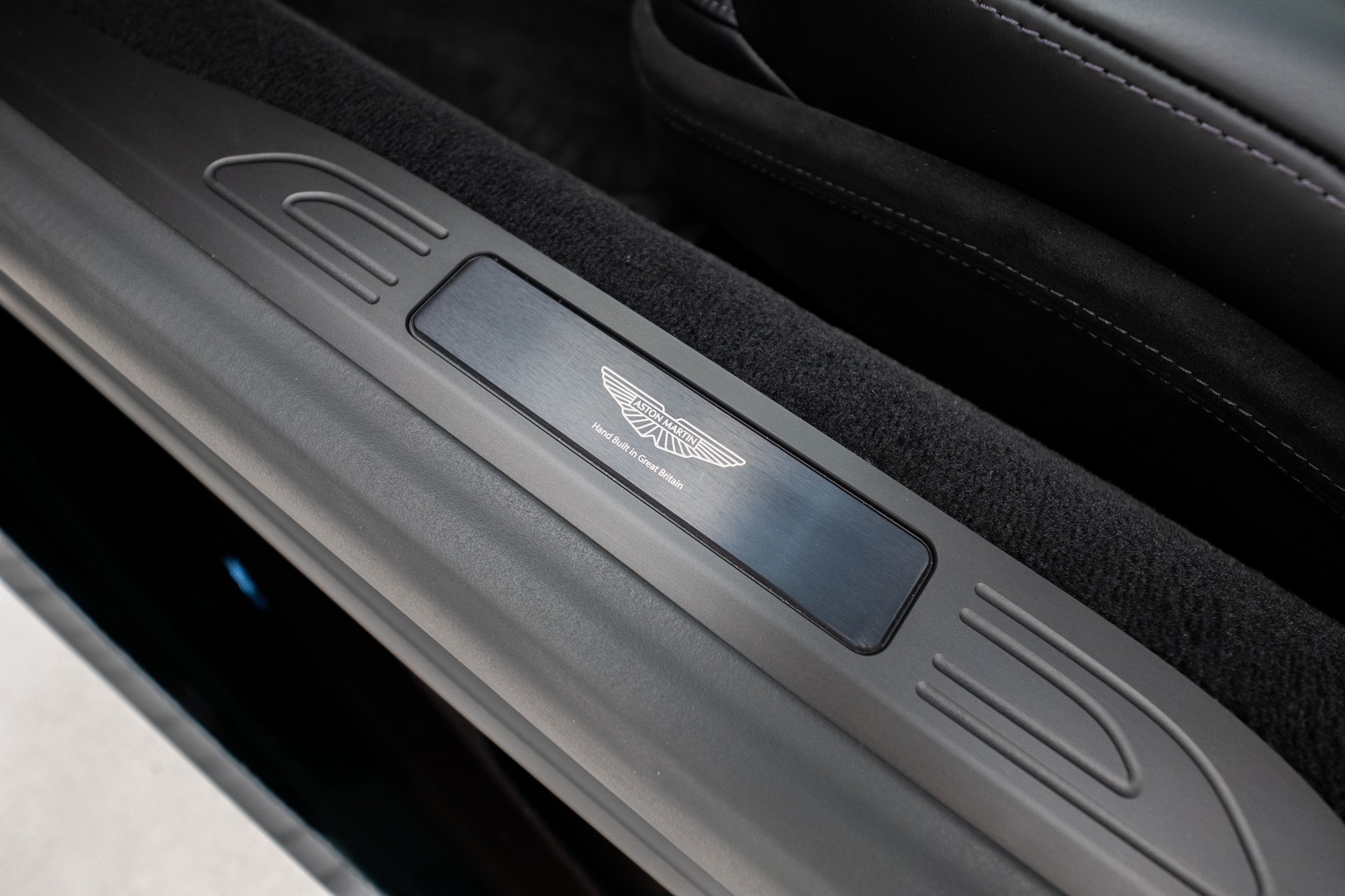 ASTON MARTIN V8 Vantage-image-11