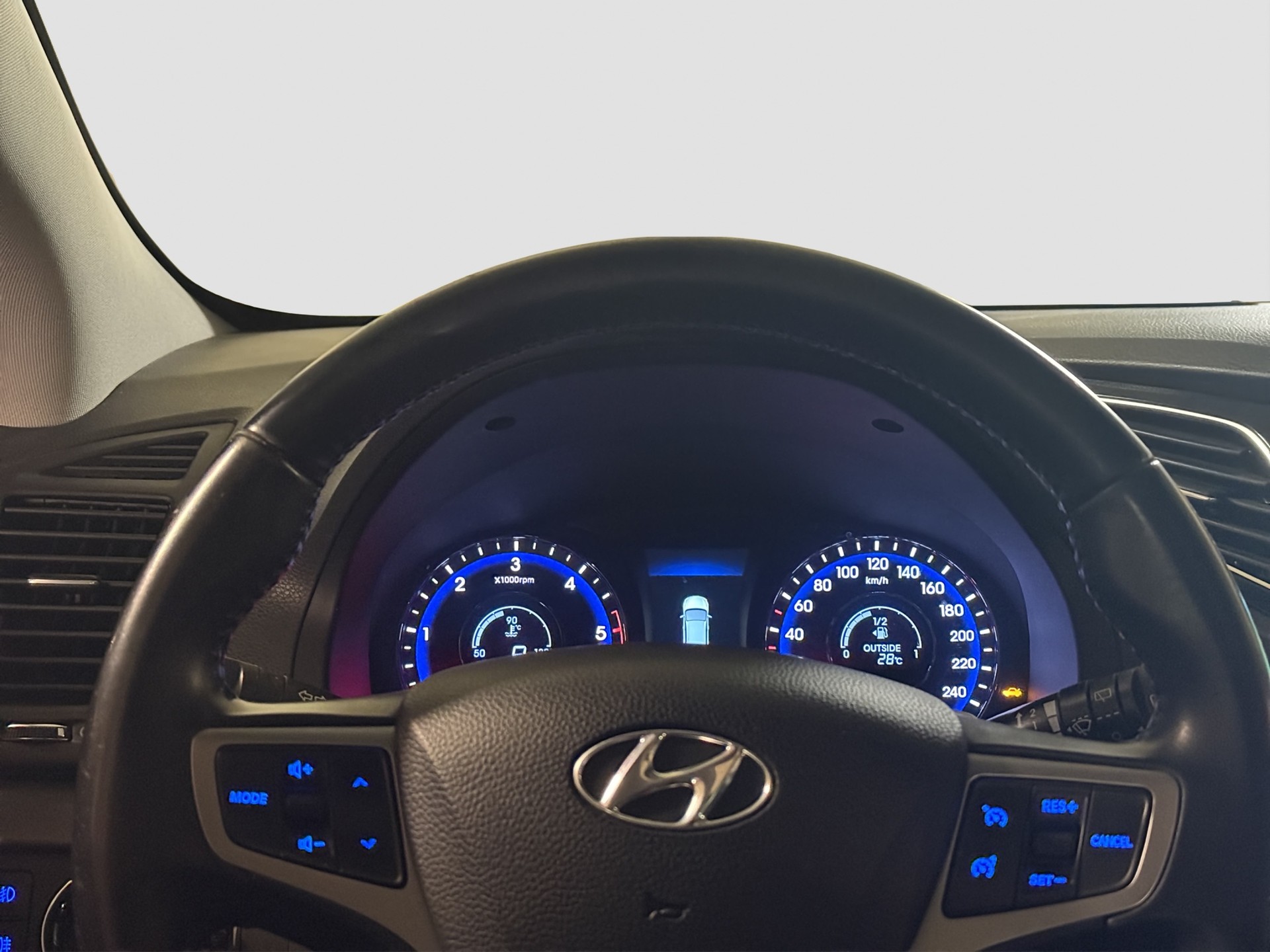 HYUNDAI i40 Wagon 1.7 CRDI Premium Automatic ** Frisch ab MFK und Service ** Panorama -Schiebedach **-image-13