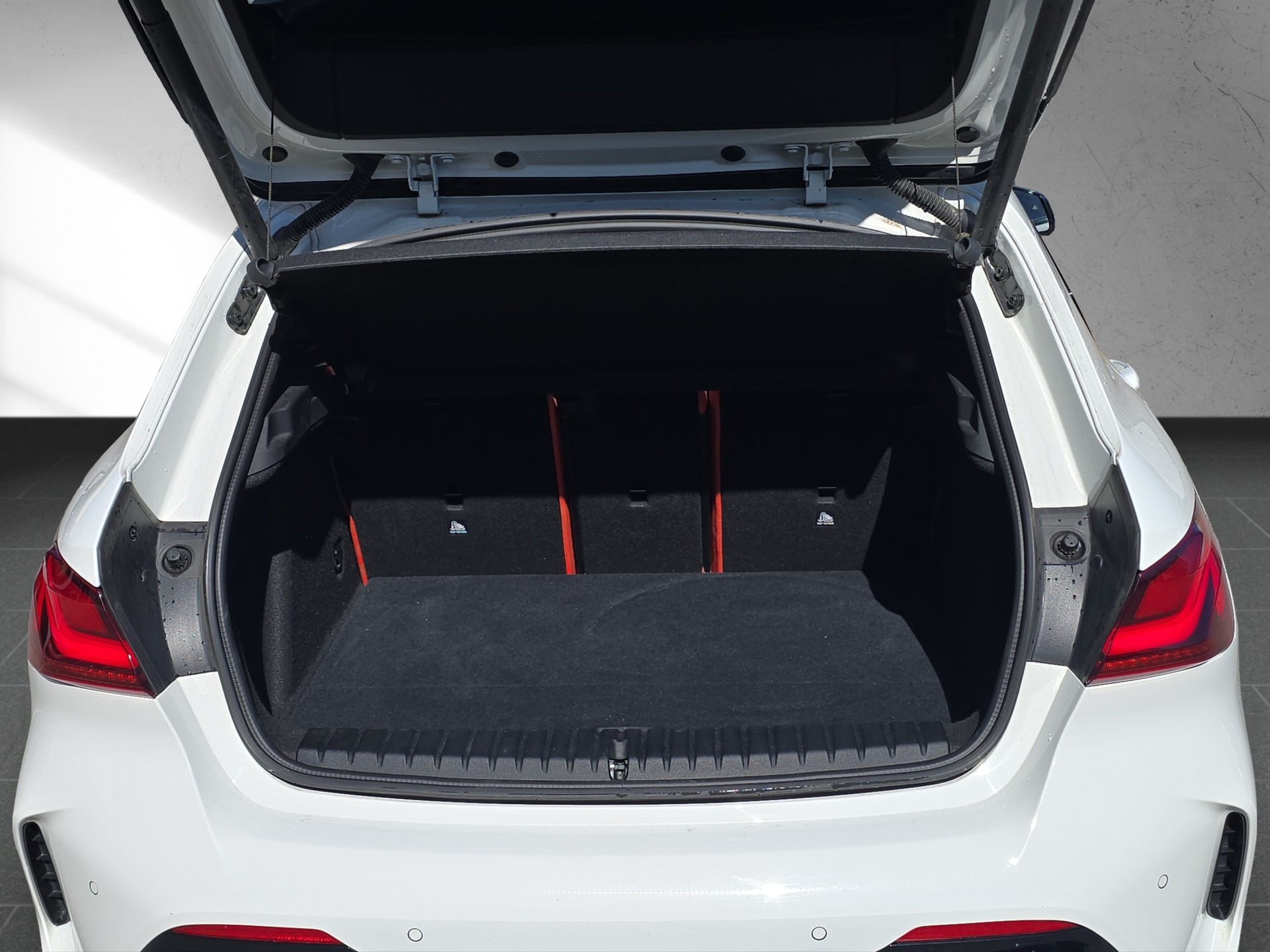 BMW M135i xDrive Steptronic-image-8