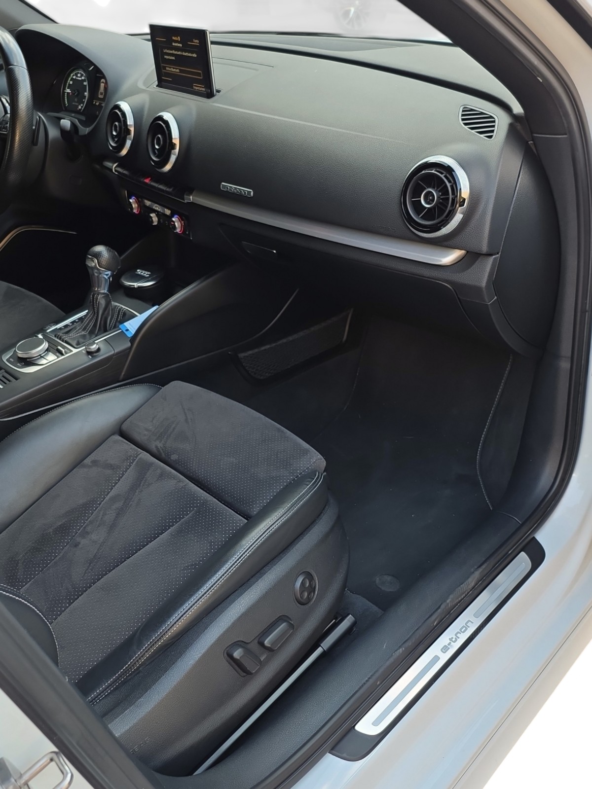 AUDI A3 Sportback 1.4 e-tron Attraction S-tronic-image-14
