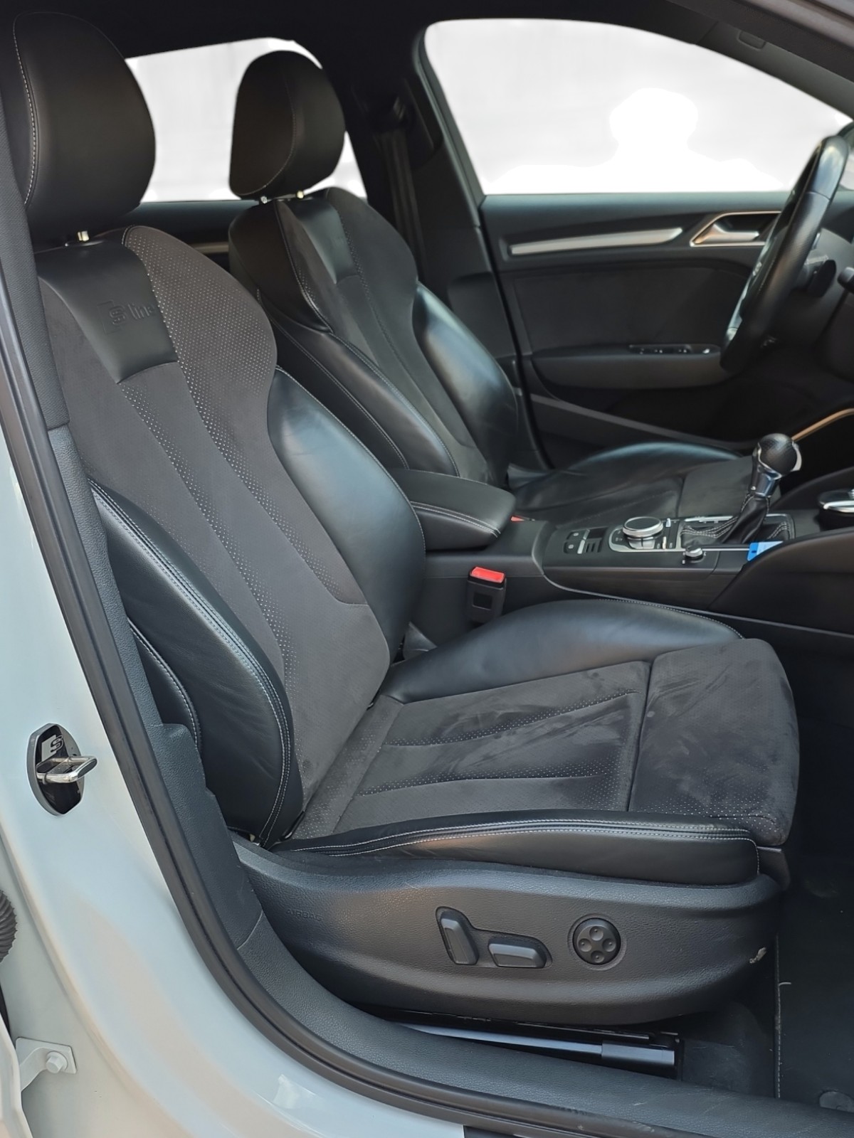 AUDI A3 Sportback 1.4 e-tron Attraction S-tronic-image-15