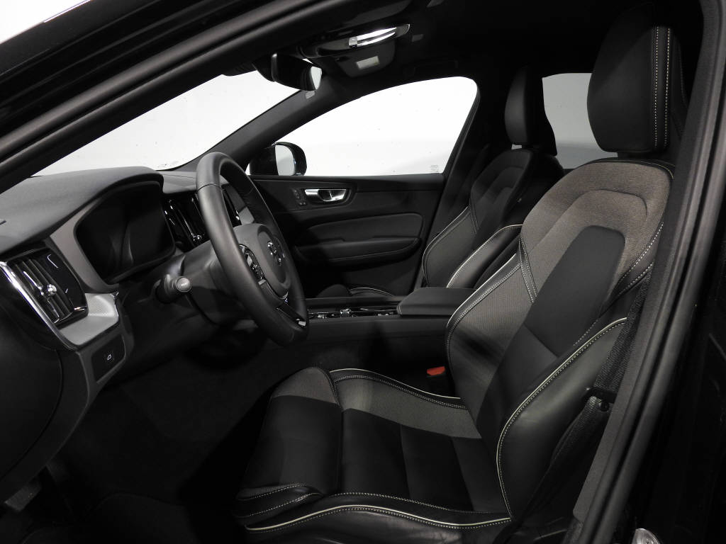 VOLVO XC60 2.0 B5 MH Plus Dark AWD-image-7