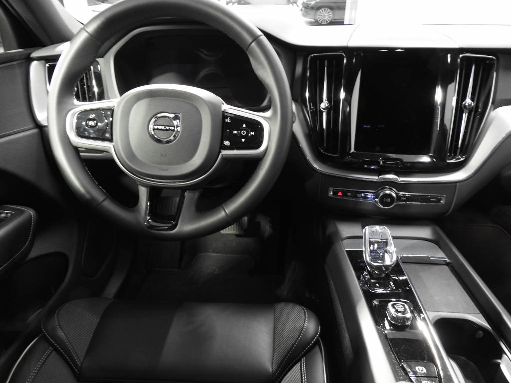 VOLVO XC60 2.0 B5 MH Plus Dark AWD-image-6