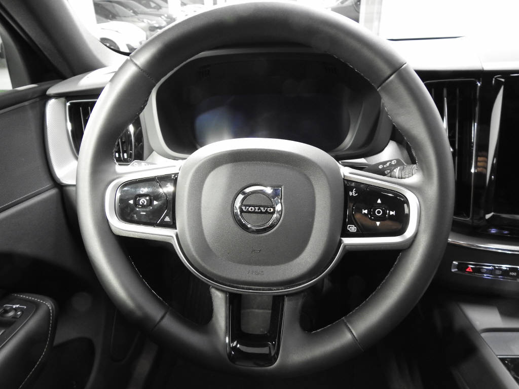 VOLVO XC60 2.0 B5 MH Plus Dark AWD-image-5