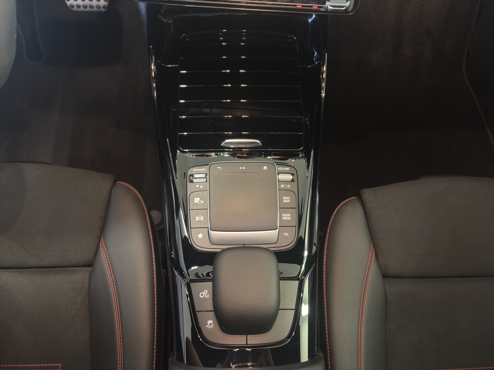 MERCEDES-BENZ A 35 AMG 4Matic-image-14