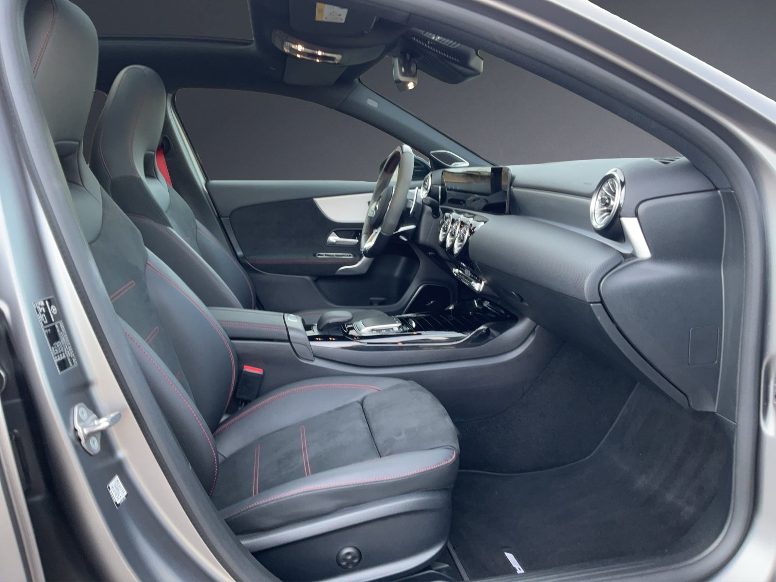 MERCEDES-BENZ A 35 AMG 4Matic-image-9