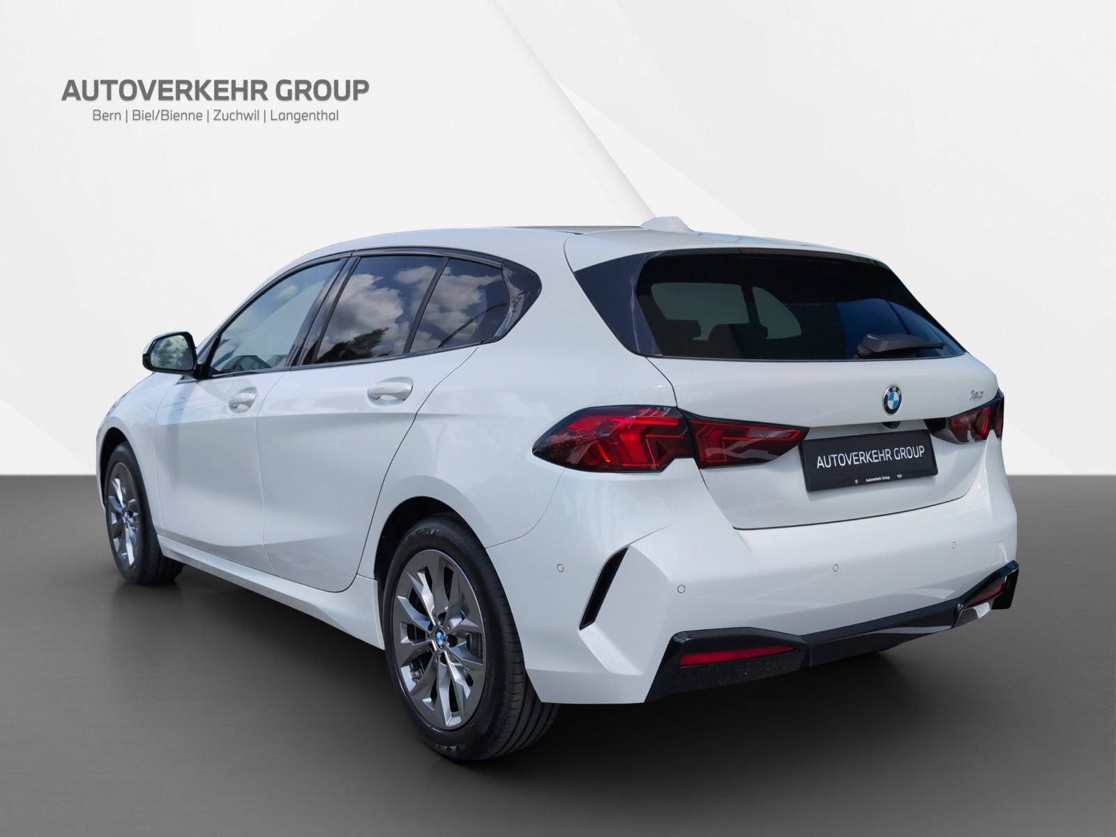 BMW 120 Steptronic-showroom-element-3