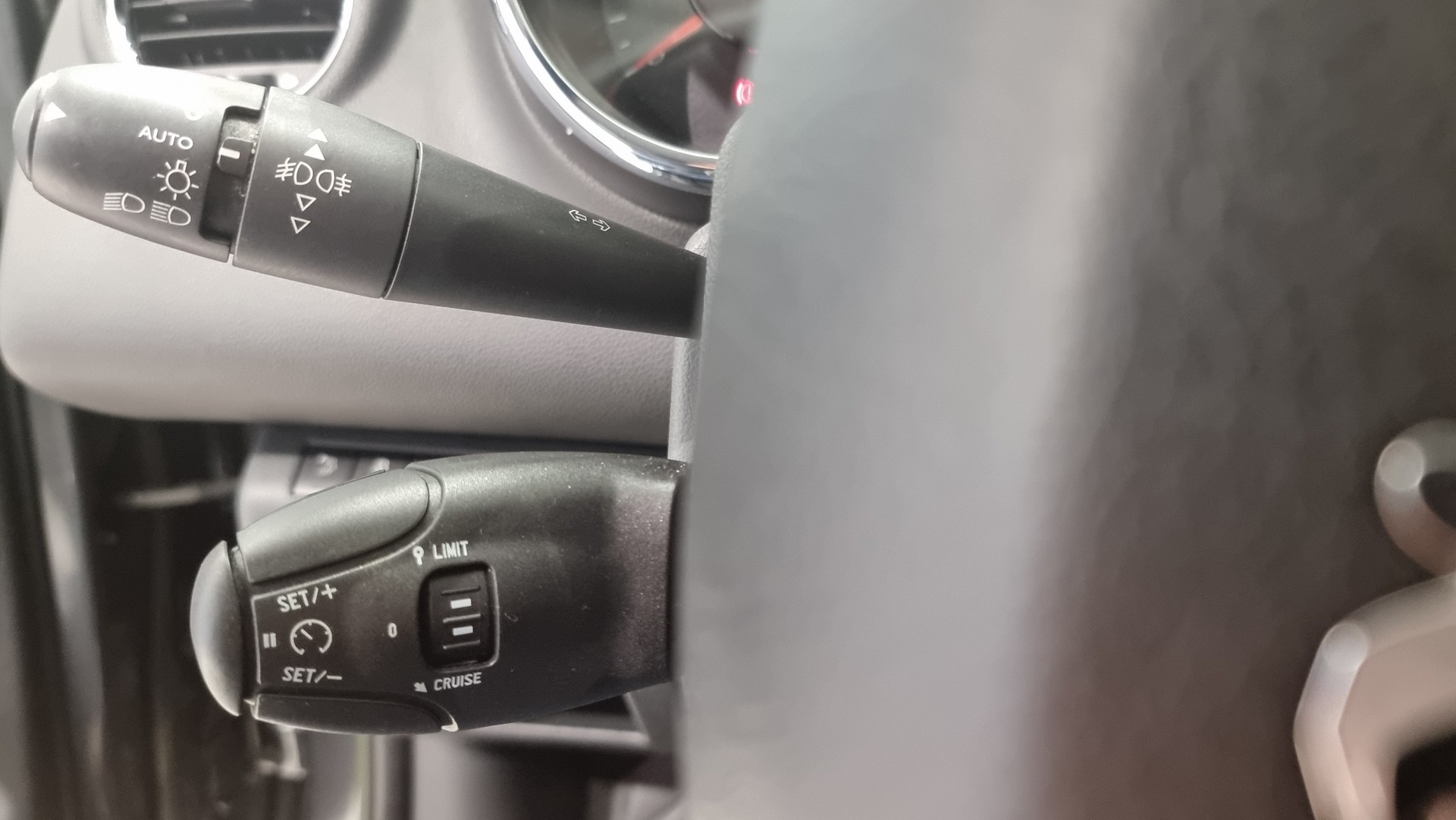 PEUGEOT 5008 1.6 THP 155 Active-image-9