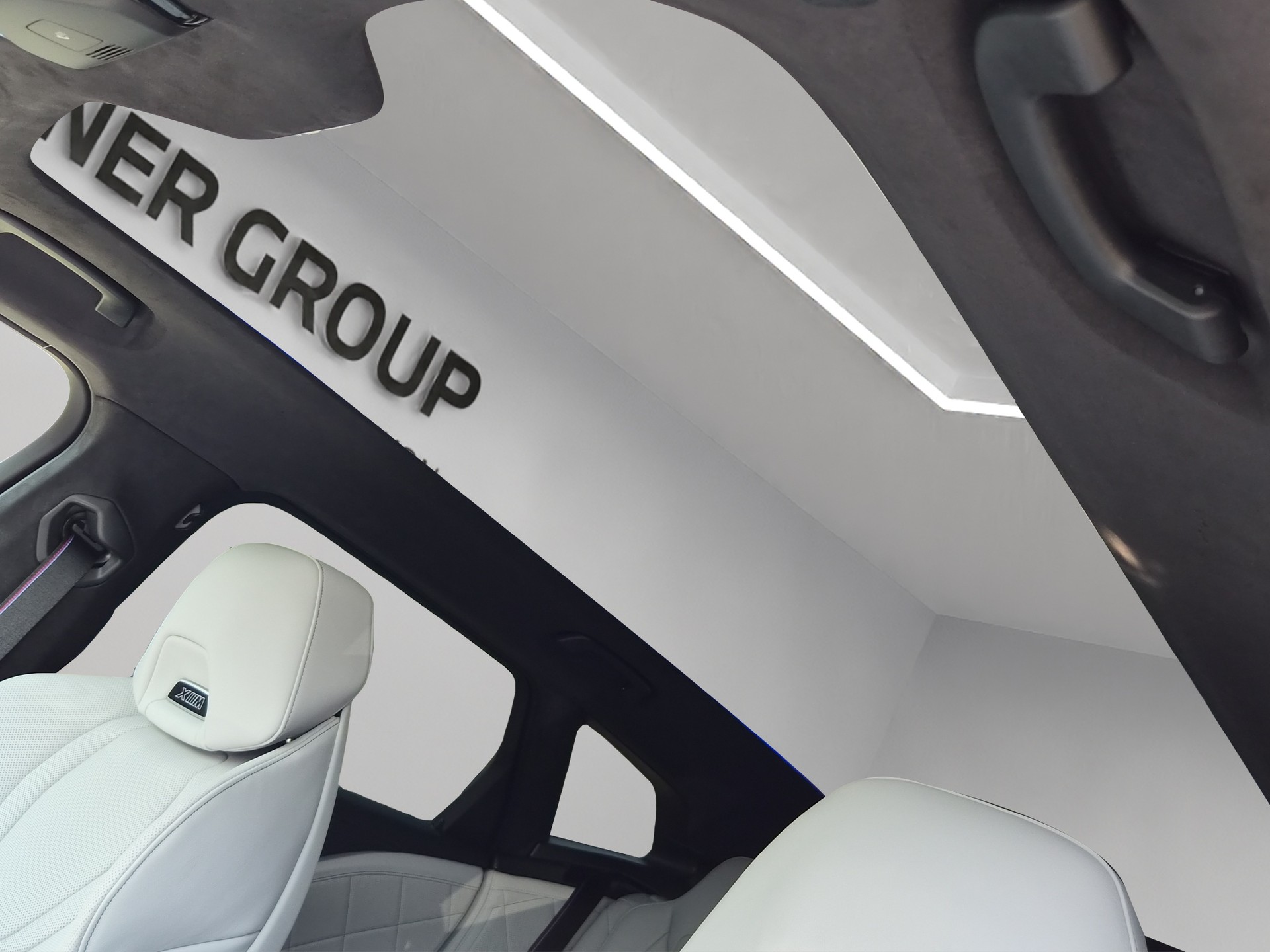 BMW XM xDrive 50e PHEV Steptronic-image-12