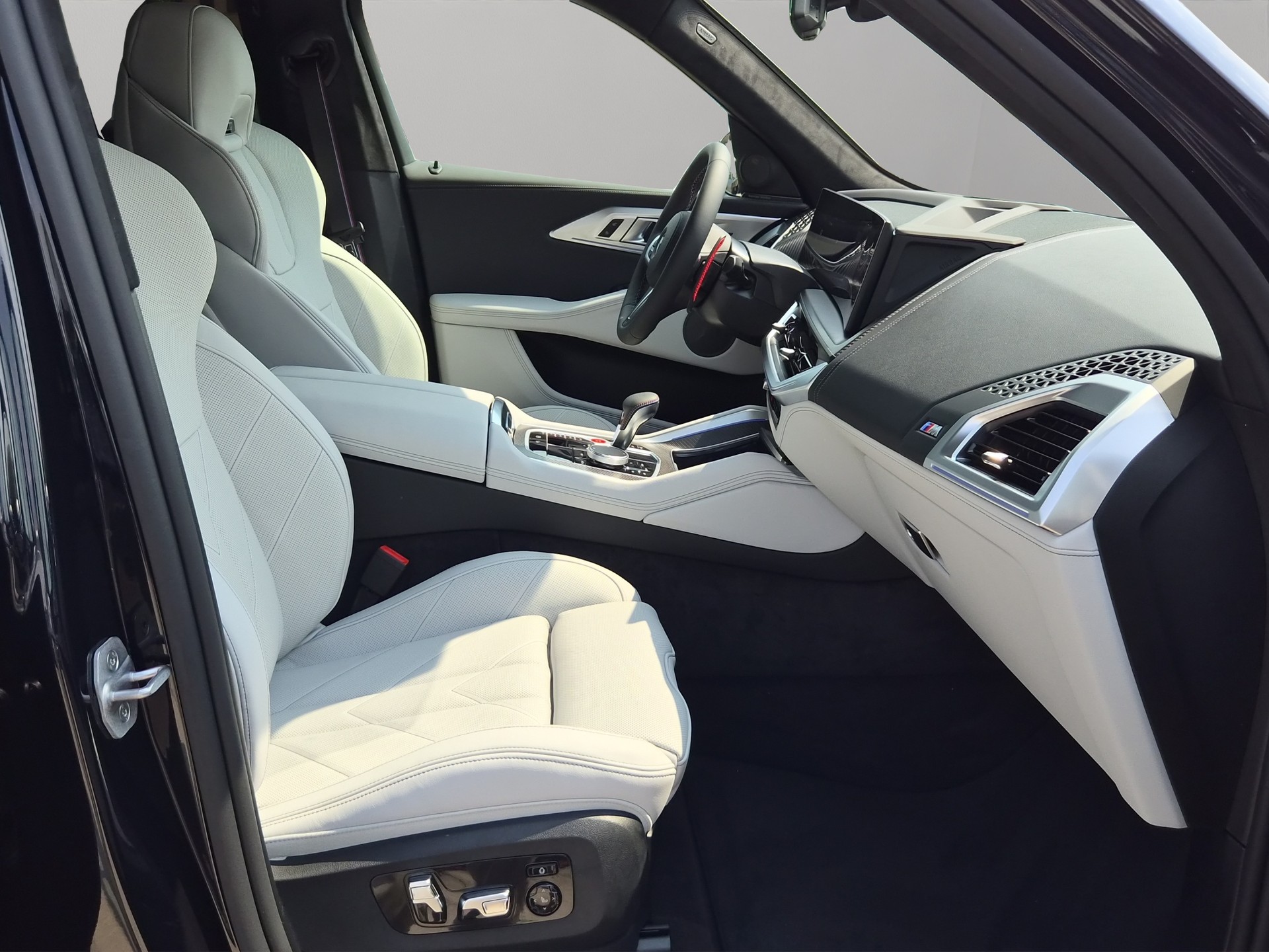 BMW XM xDrive 50e PHEV Steptronic-image-19