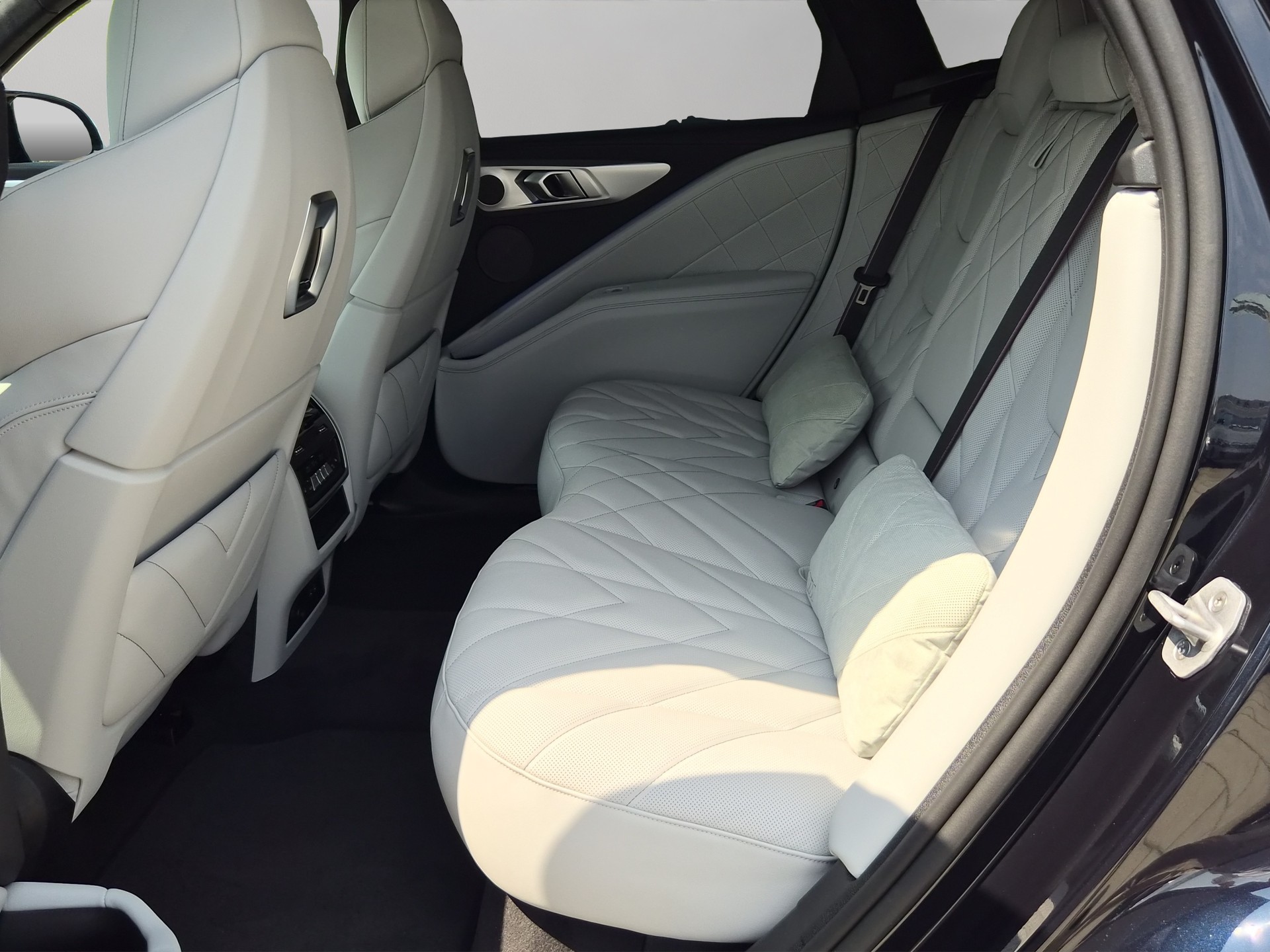BMW XM xDrive 50e PHEV Steptronic-image-17