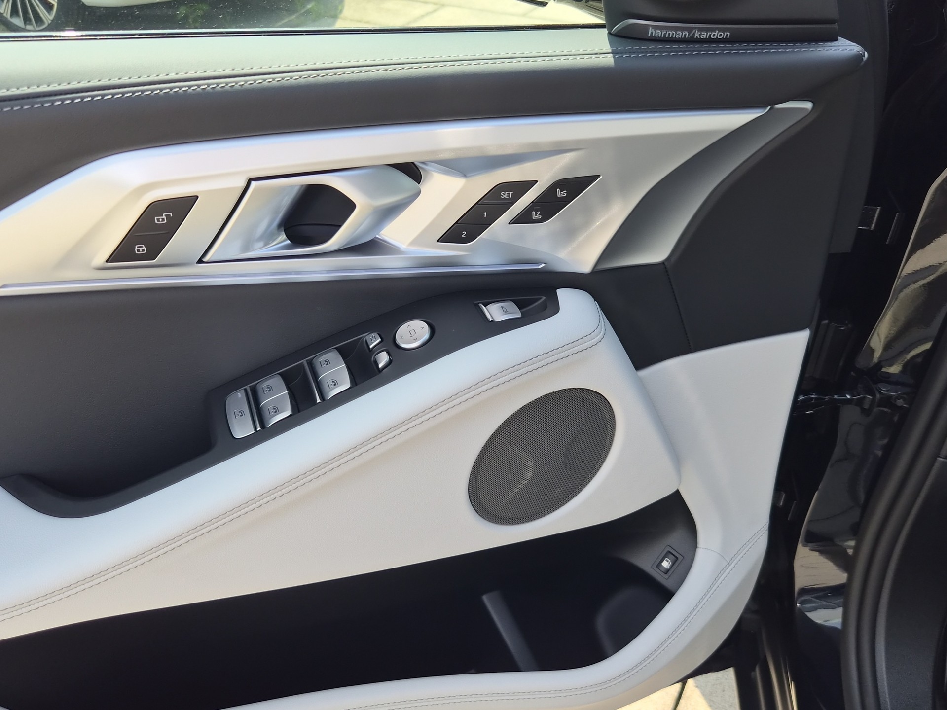BMW XM xDrive 50e PHEV Steptronic-image-11