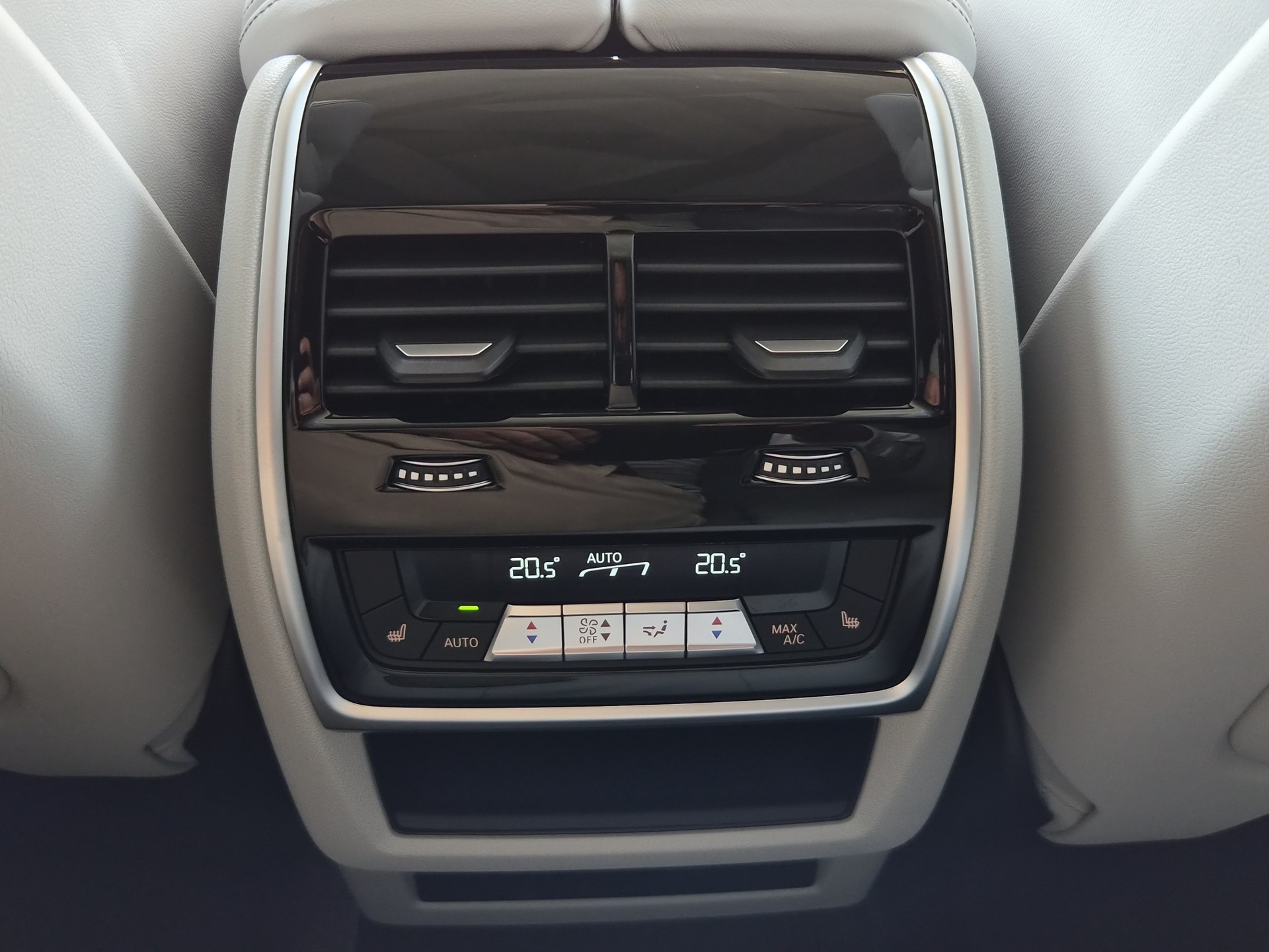 BMW XM xDrive 50e PHEV Steptronic-image-21