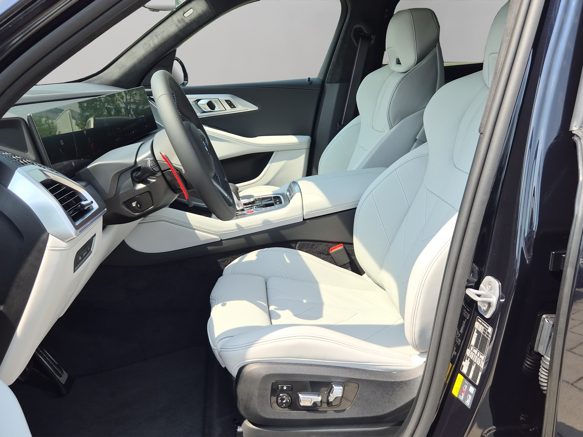 BMW XM xDrive 50e PHEV Steptronic-image-10
