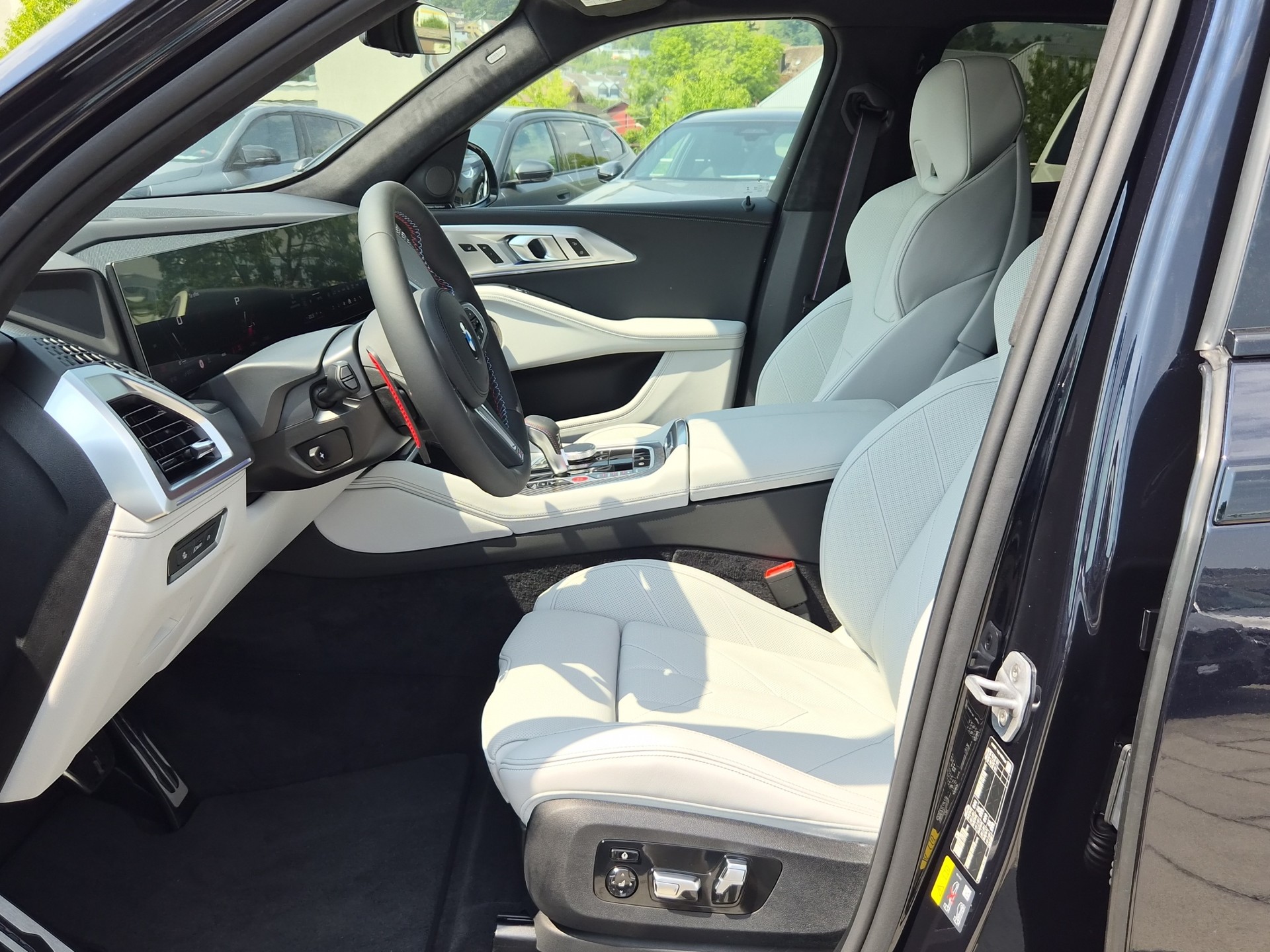 BMW XM xDrive 50e PHEV Steptronic-image-9