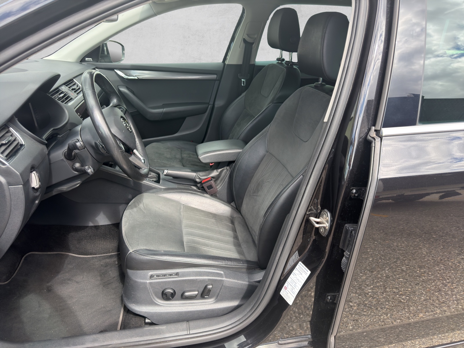 SKODA Octavia Combi 2.0 TDI Style 4x4 DSG-image-8
