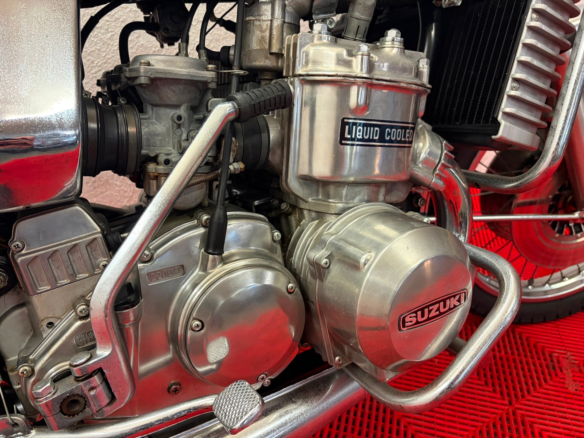 SUZUKI GT 750-image-10