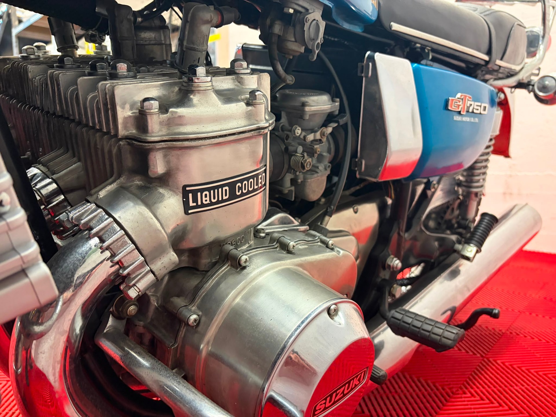 SUZUKI GT 750-image-6