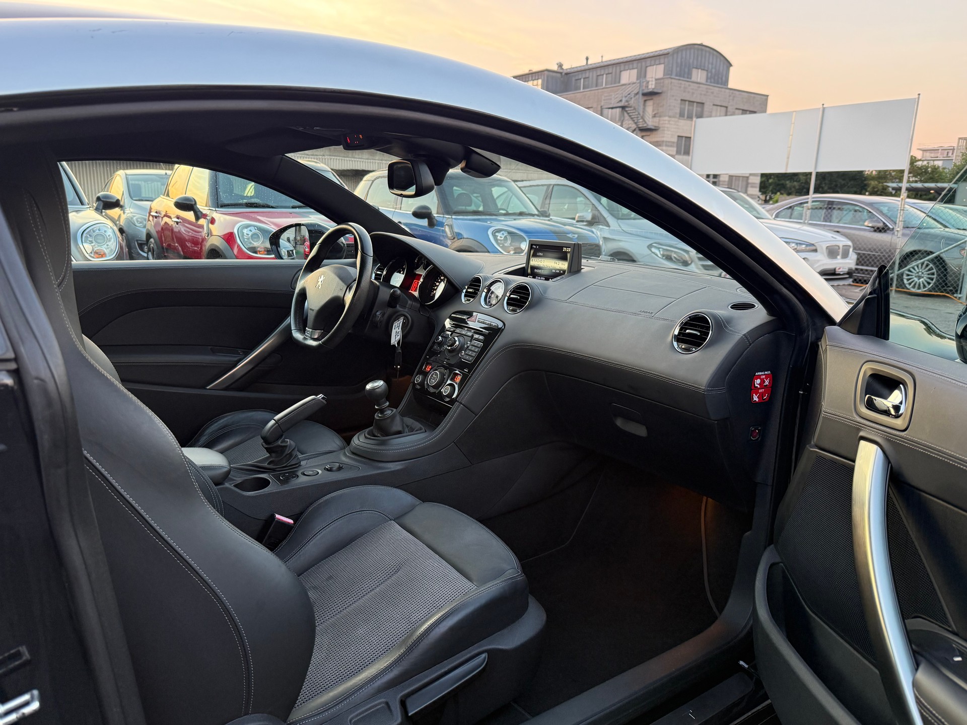 PEUGEOT RCZ 1.6 200 Turbo / Frisch ab MFK & Service / 1 Jahr Garantie / Navigation / PDC / 18 Zoll-image-7