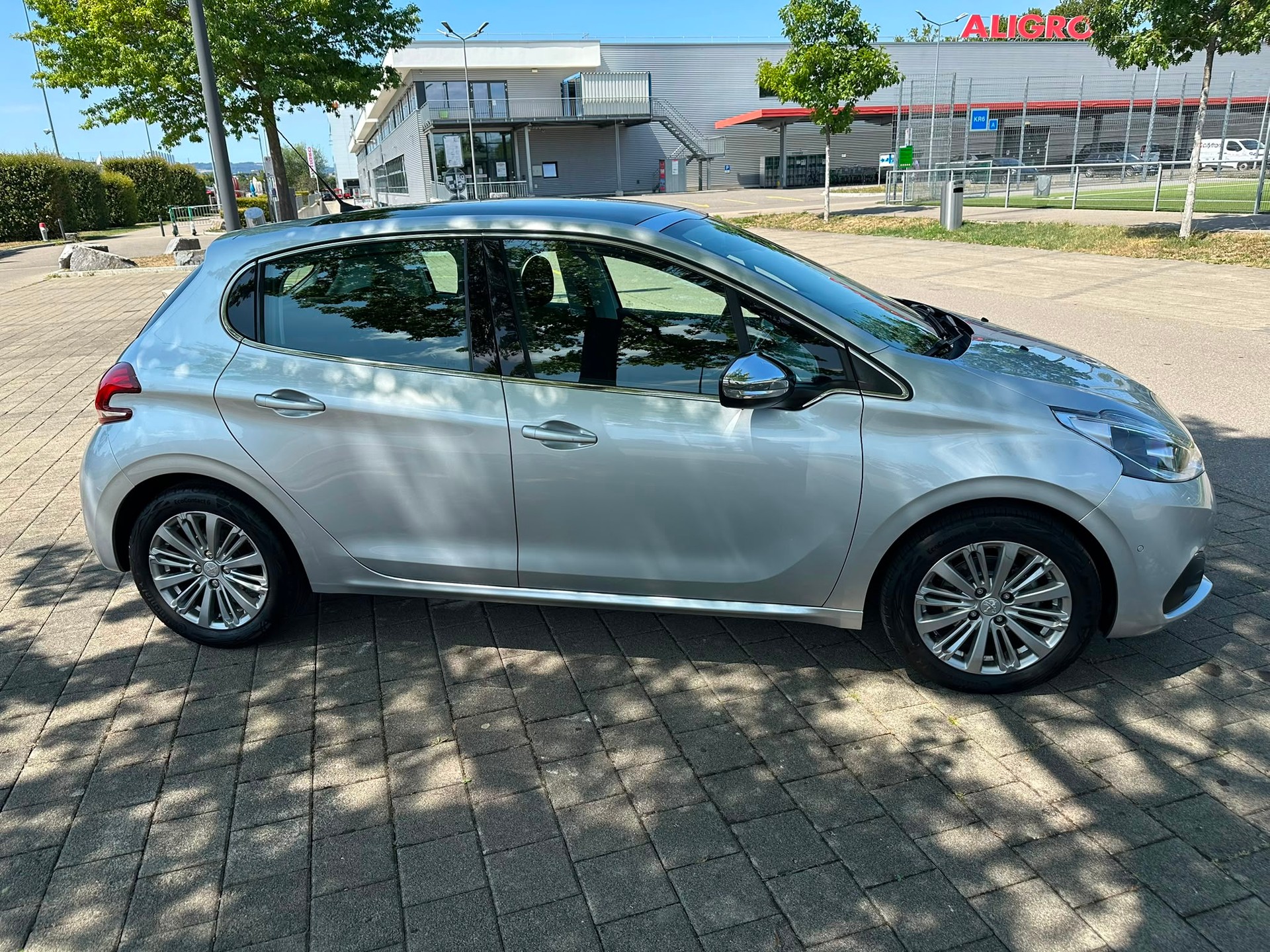 PEUGEOT 208 1.2 PureTech Allure EAT6-showroom-element-2