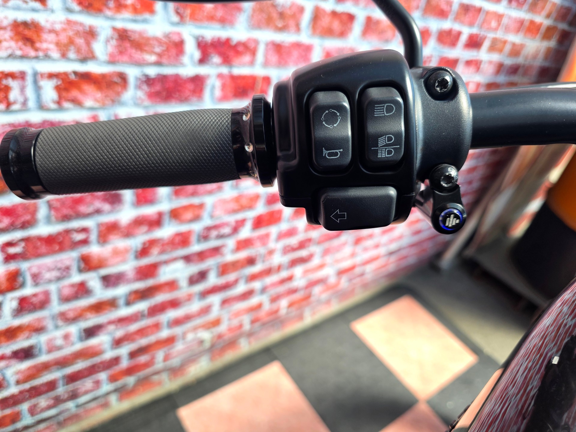HARLEY-DAVIDSON XL 883 N Sportster Iron ABS-image-13