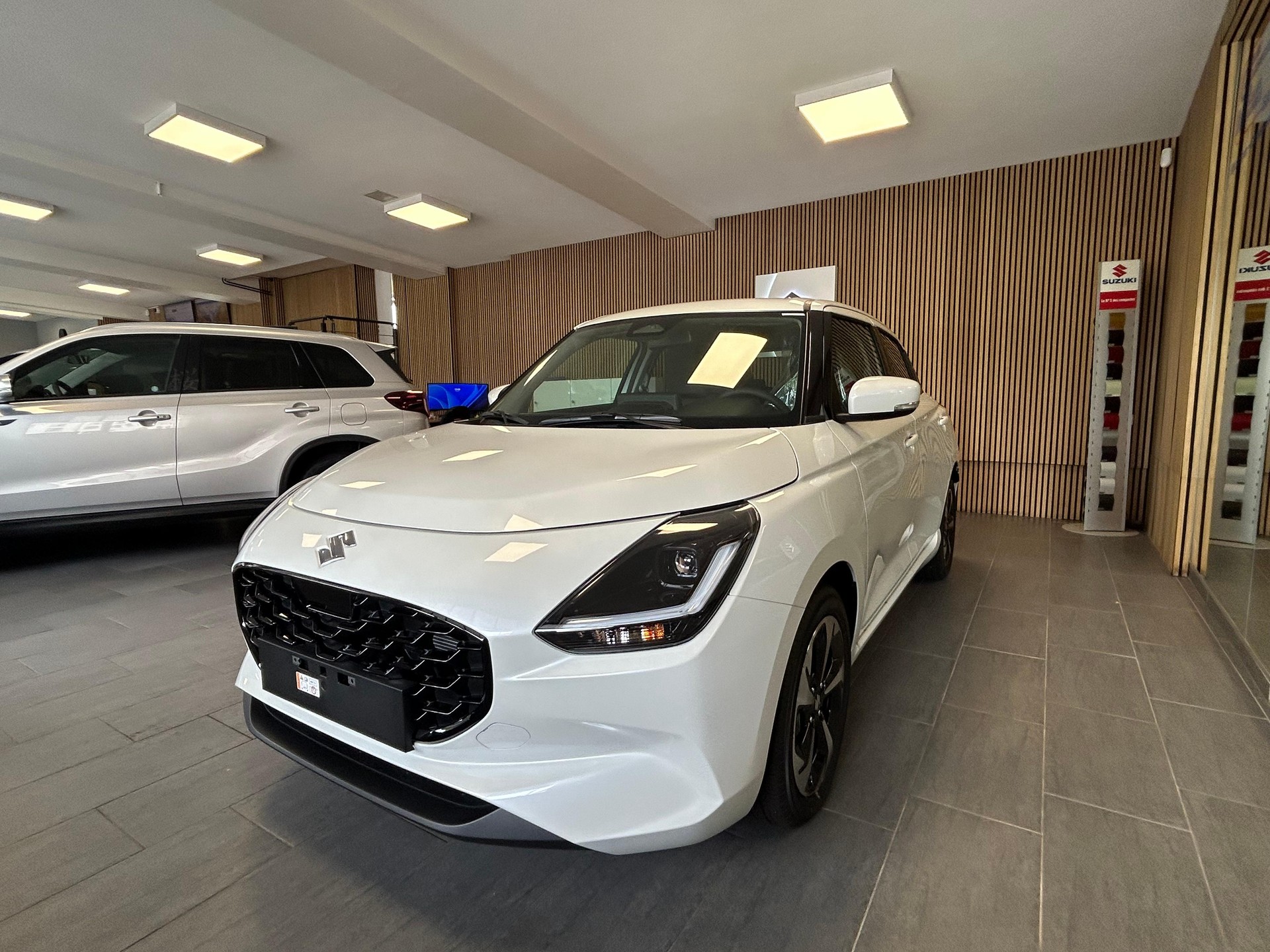 SUZUKI Swift 1.2 Compact Top Hybrid-showroom-element-3