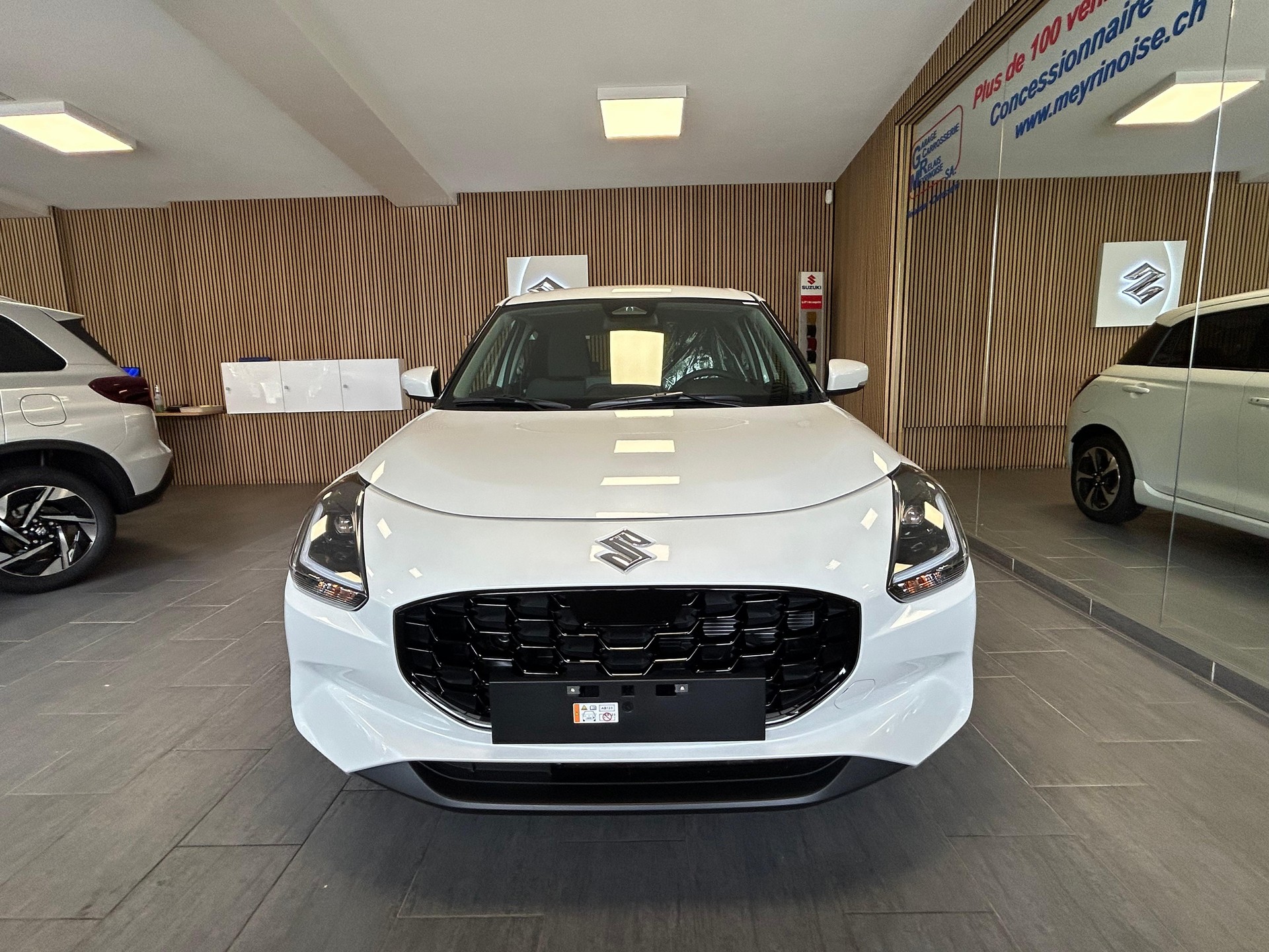 SUZUKI Swift 1.2 Compact Top Hybrid-showroom-element-2