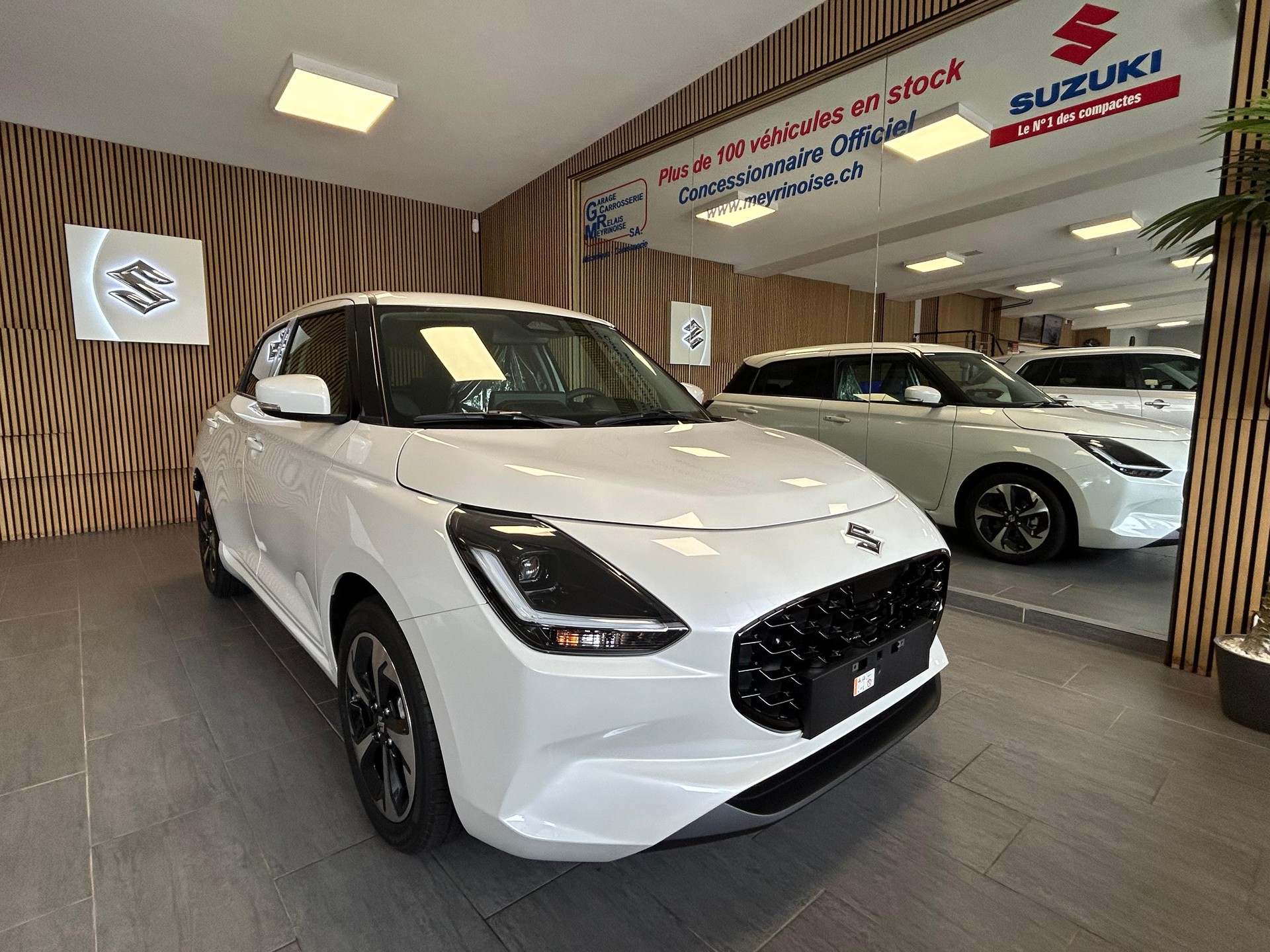 SUZUKI Swift 1.2 Compact Top Hybrid-showroom-element-1