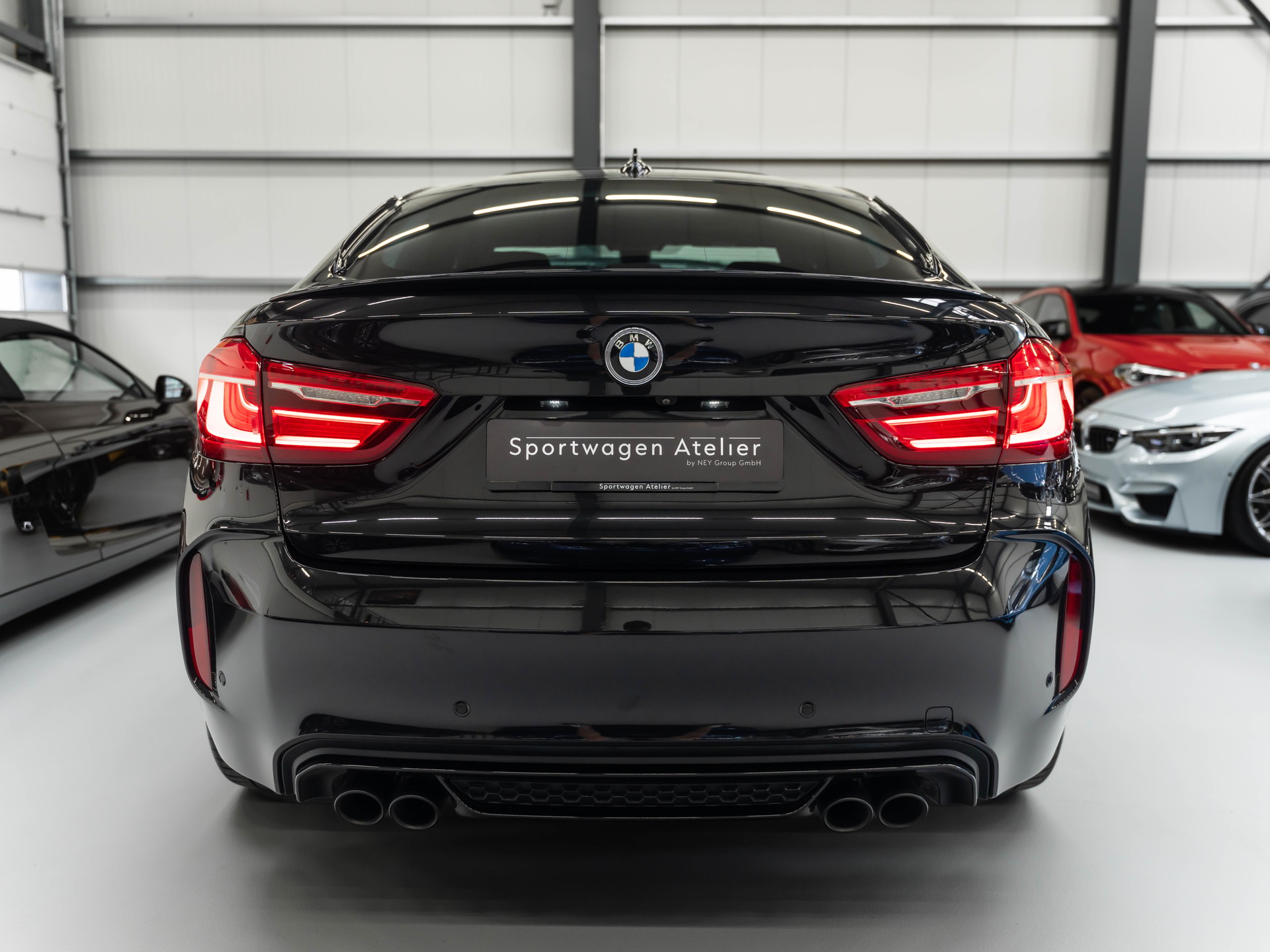 BMW X6M Steptronic-showroom-element-2