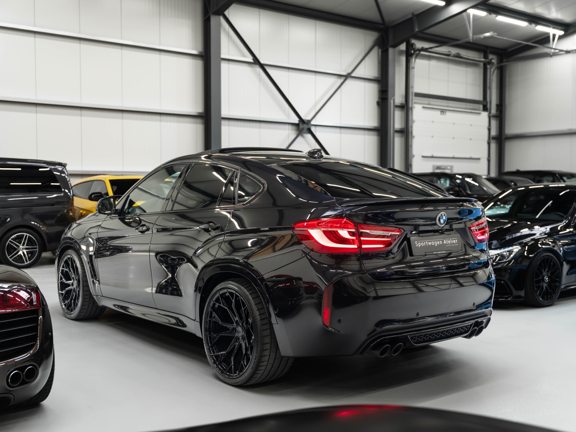 BMW X6M Steptronic-showroom-element-1