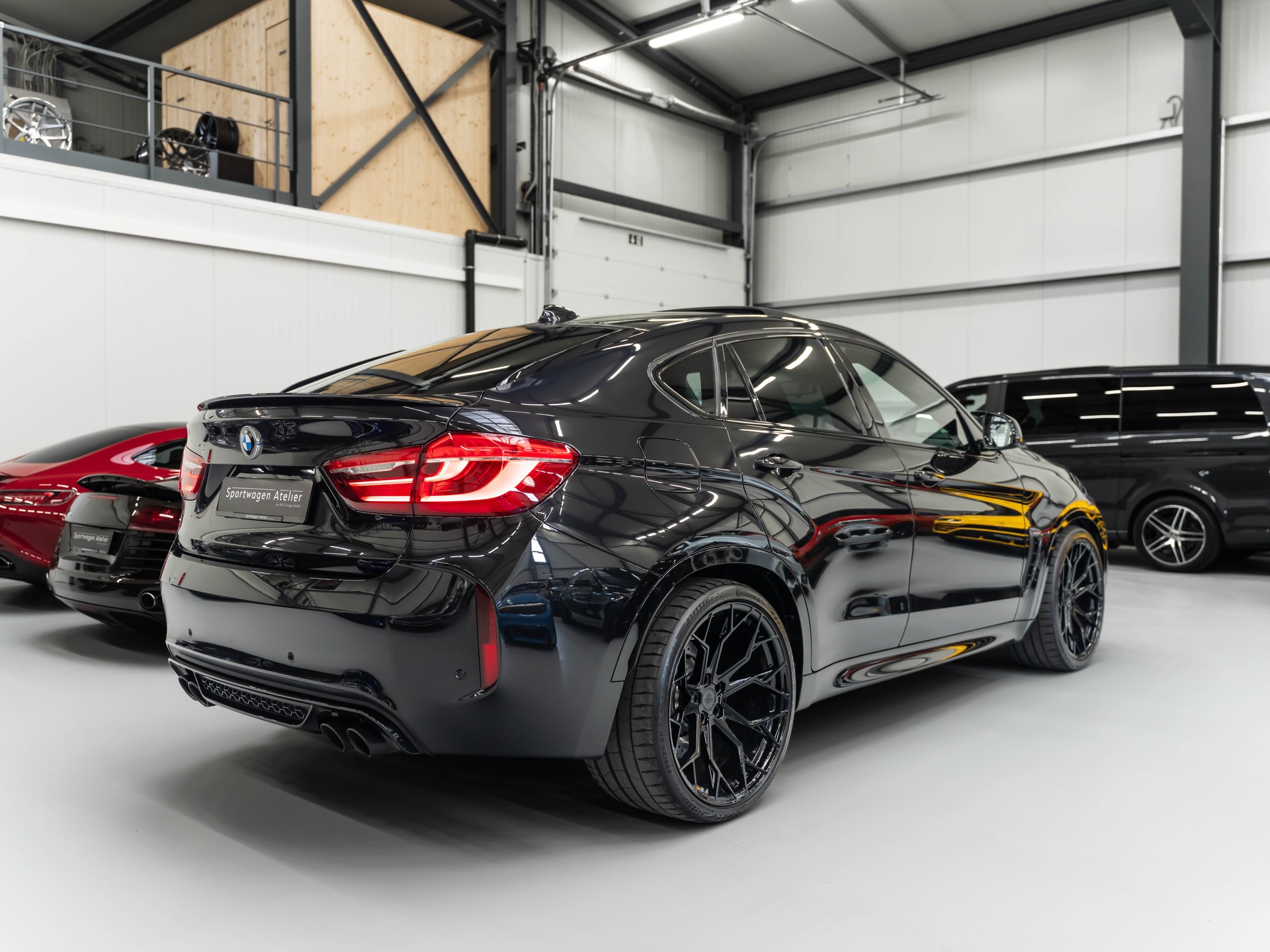 BMW X6M Steptronic-showroom-element-3