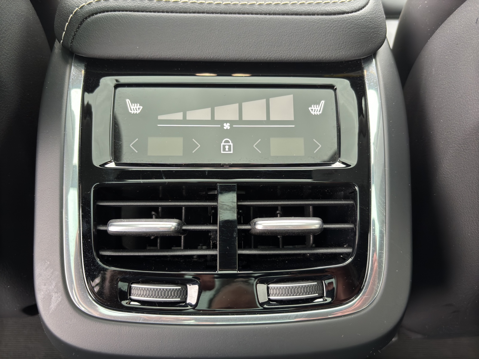 VOLVO XC60 B5 Benzin Mild Hybrid AWD Ultra Dark Geartronic mit AHK, Panorama-Schiebedach, fortl. Werksgarantie 5 Jahre & Winterreifen-image-29
