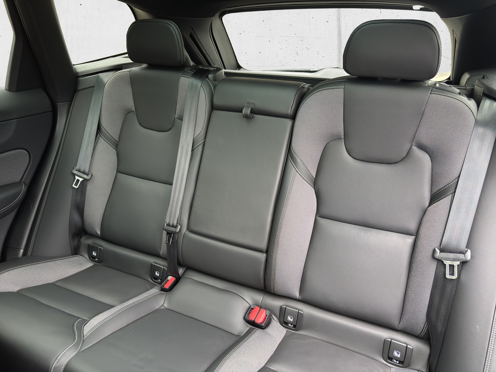 VOLVO XC60 B5 Benzin Mild Hybrid AWD Ultra Dark Geartronic mit AHK, Panorama-Schiebedach, fortl. Werksgarantie 5 Jahre & Winterreifen-image-28