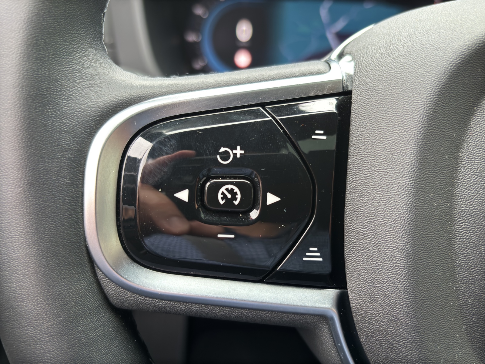 VOLVO XC60 B5 Benzin Mild Hybrid AWD Ultra Dark Geartronic mit AHK, Panorama-Schiebedach, fortl. Werksgarantie 5 Jahre & Winterreifen-image-16