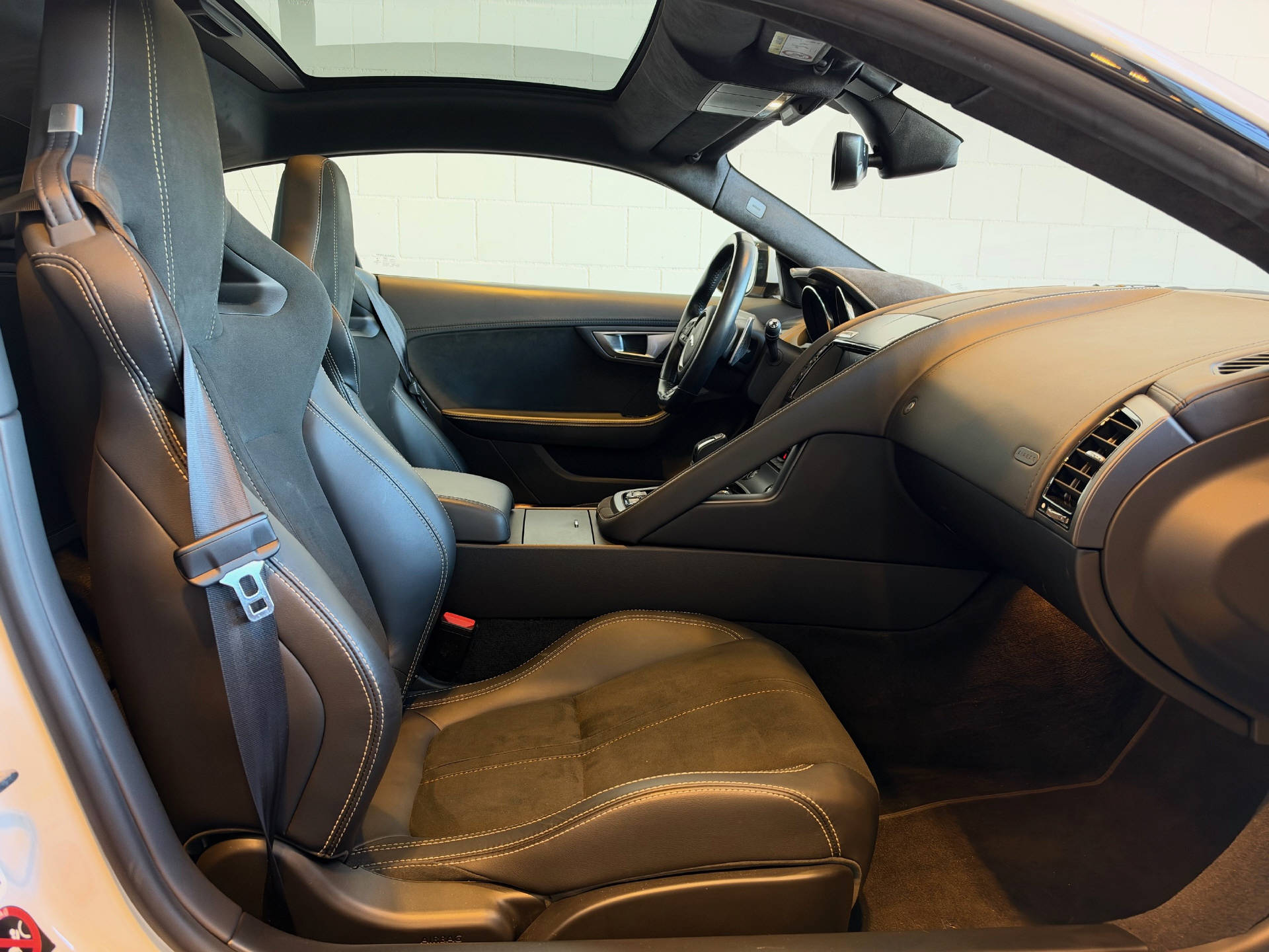 JAGUAR F-Type Coupé 5.0 V8 R AWD-image-9