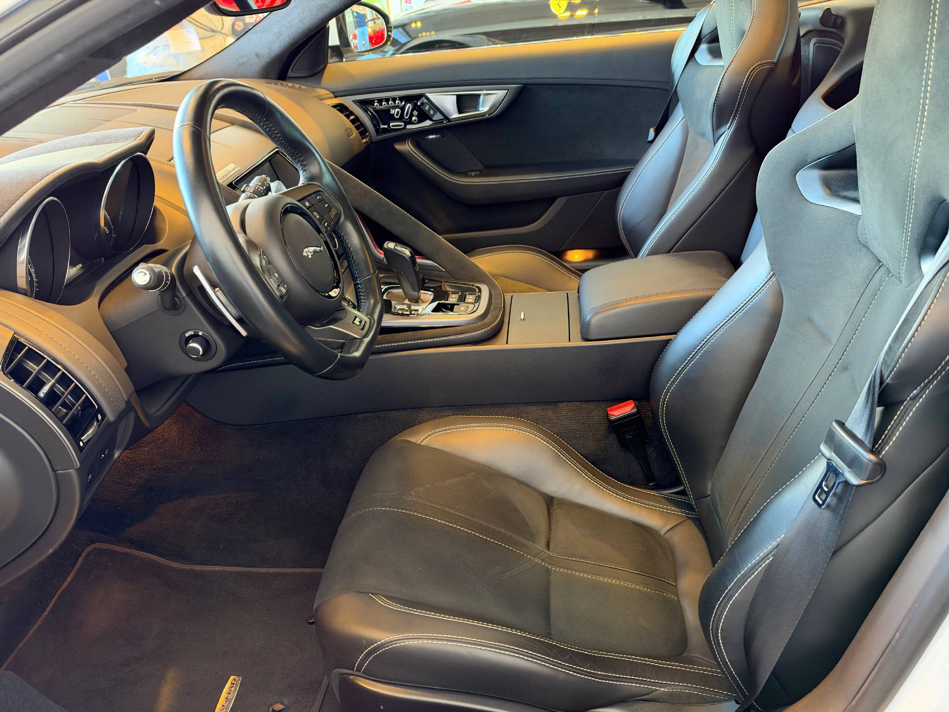 JAGUAR F-Type Coupé 5.0 V8 R AWD-image-8