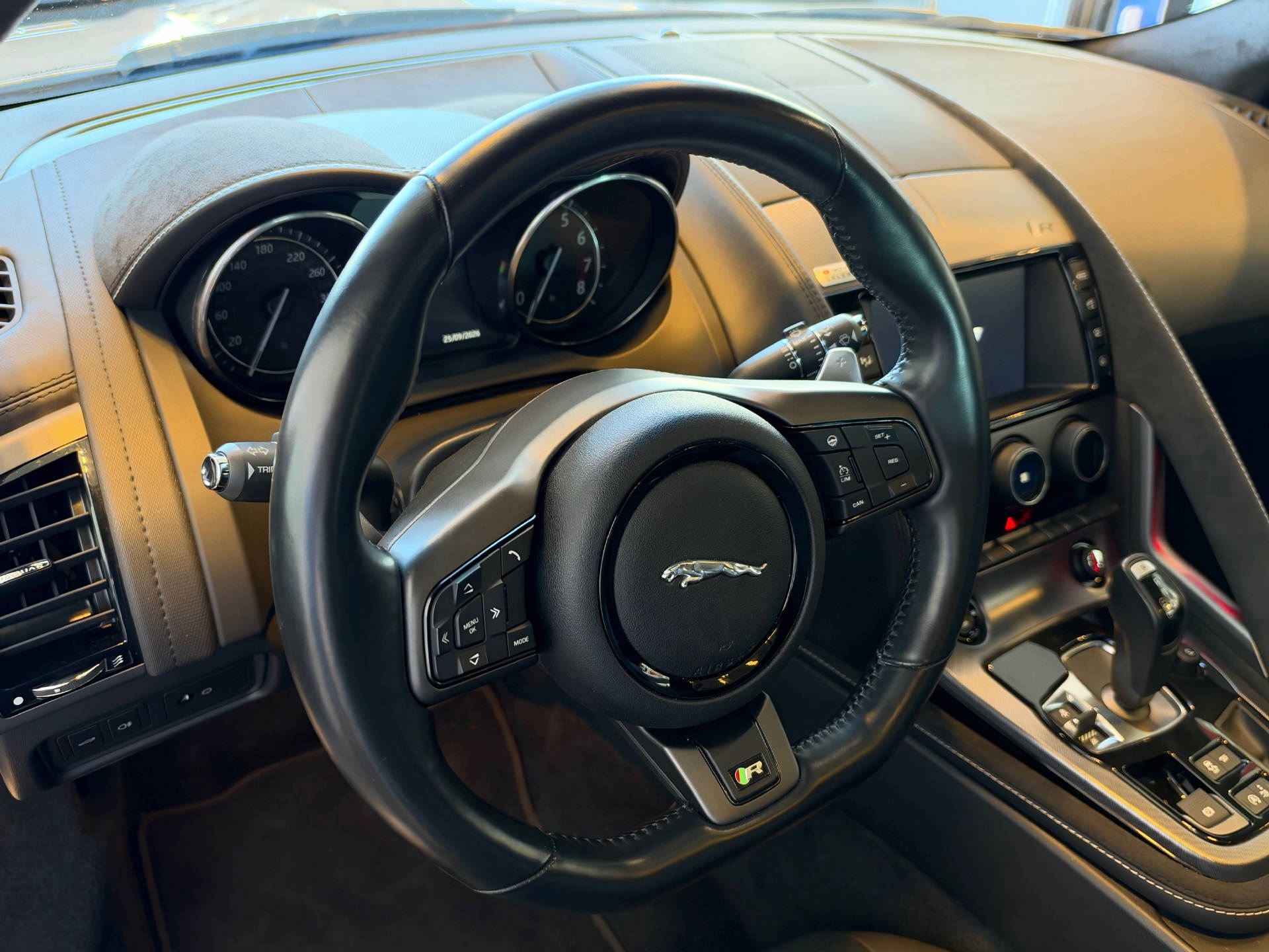 JAGUAR F-Type Coupé 5.0 V8 R AWD-image-10